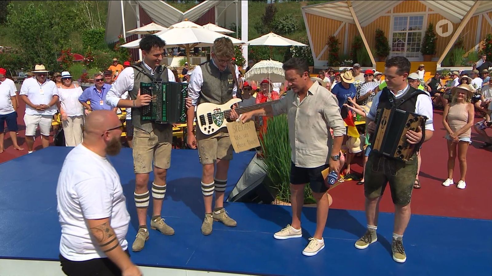 Die Bitte eines Fans, mit ihm einen Hosentausch zu machen, sorgte bei Stefan Mross für mächtig Irritation. (Bild: SWR/ARD)