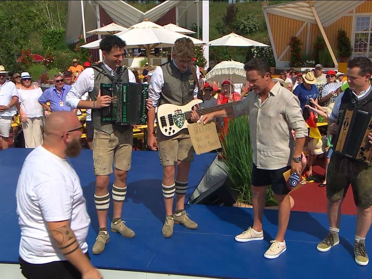 Die Bitte eines Fans, mit ihm einen Hosentausch zu machen, sorgte bei Stefan Mross für mächtig Irritation. (Bild: SWR/ARD)
