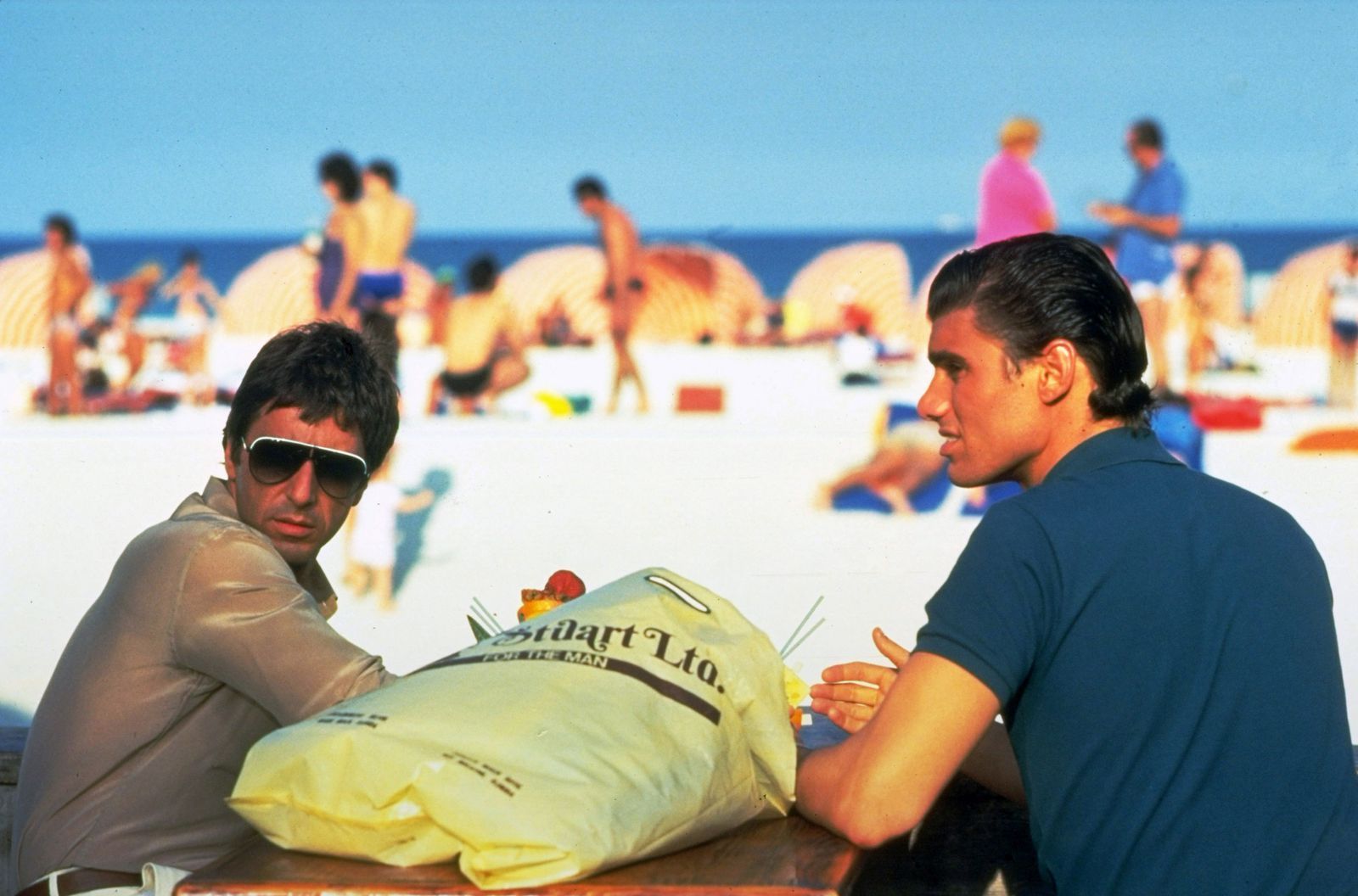 Tony Montana (Al Pacino, links) und Manny Ribera (Steven Bauer), die Kleinkriminellen aus Kuba, genießen das Leben in Miami und bereiten einen Coup vor. (Bild: Universal Pictures)
