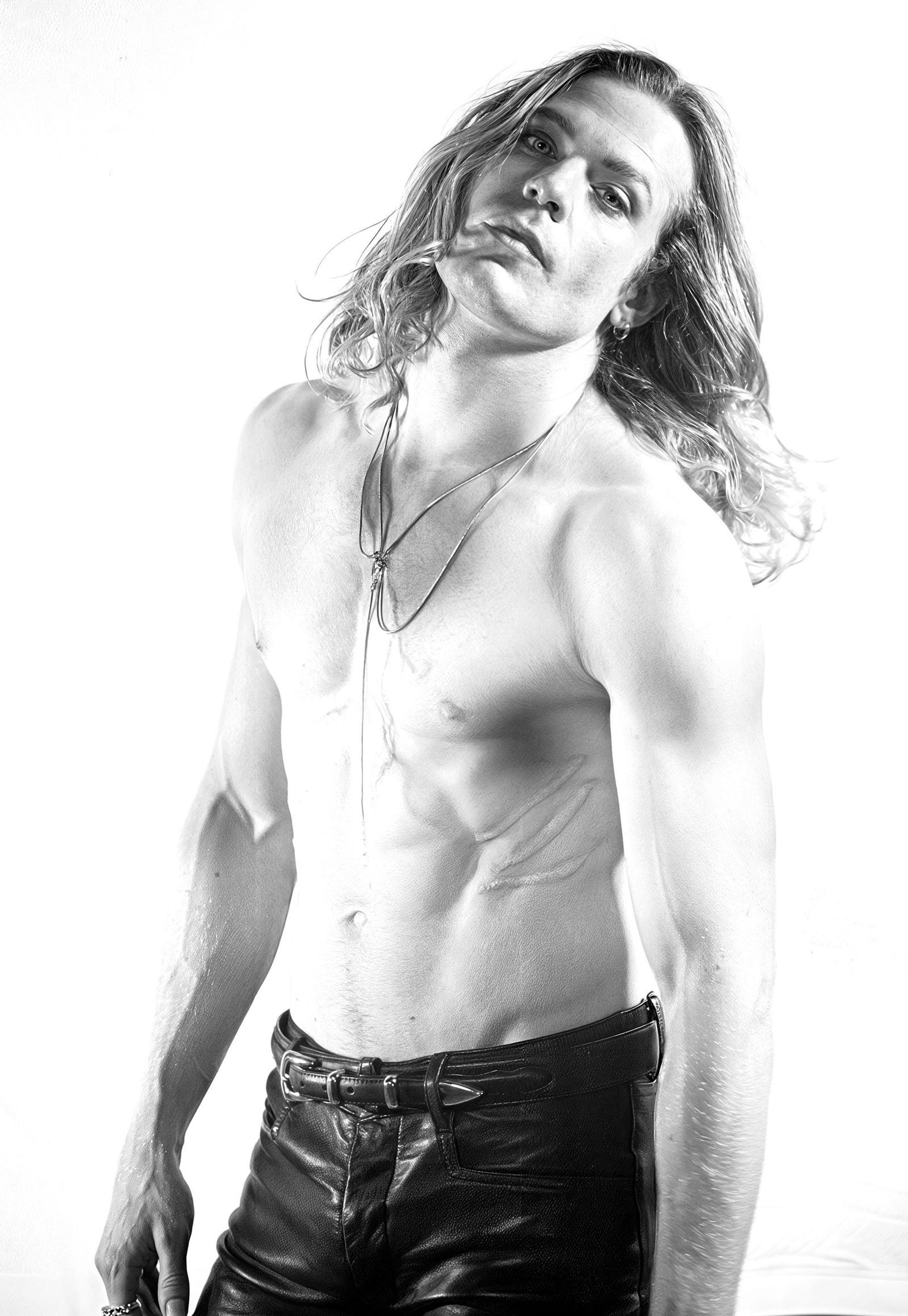 Der charmanteste Blutsauger der Fernsehgeschichte greift zum Mikro: In Staffel 3 von „Interview with the Vampire“ ist Lestat Leadsänger einer Band - und weckt mit seinem Gesang eine uralte Macht. Hauptdarsteller Sam Reid singt alle Songs selbst. (Bild: 2026 Vampire Chronicles Productions LLC)