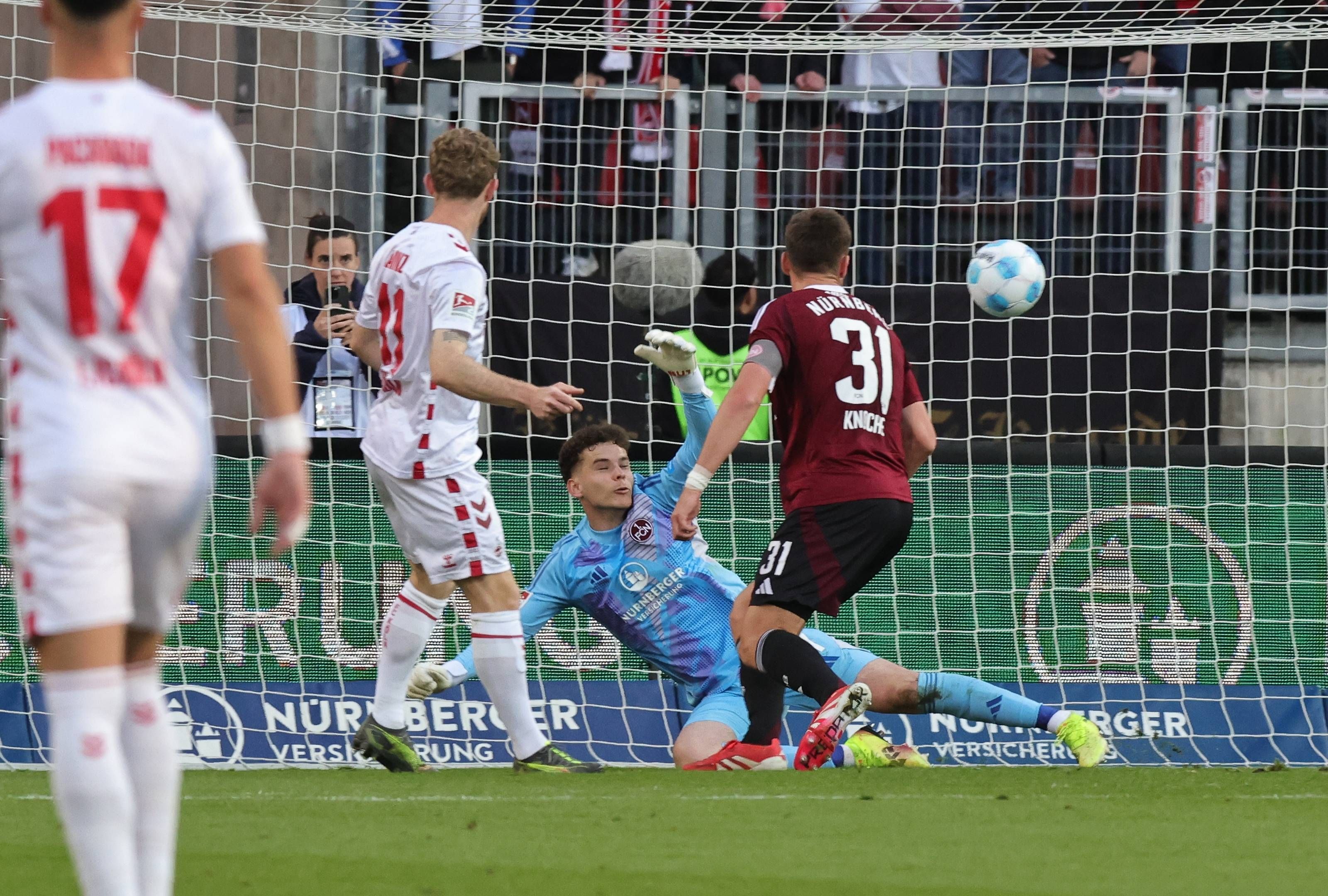 Michal Kukucka kann einen Schuss von Florian Kainz nicht halten.