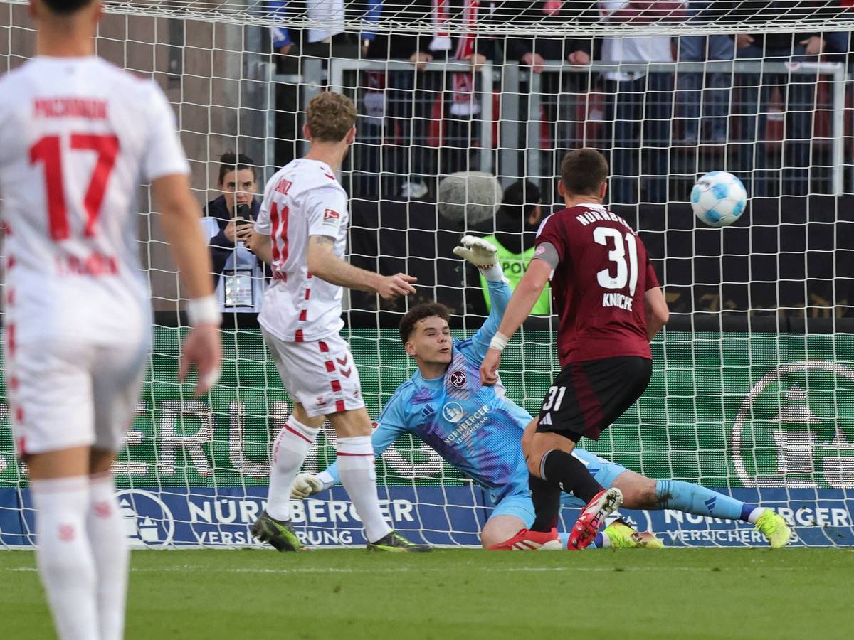 Michal Kukucka kann einen Schuss von Florian Kainz nicht halten.