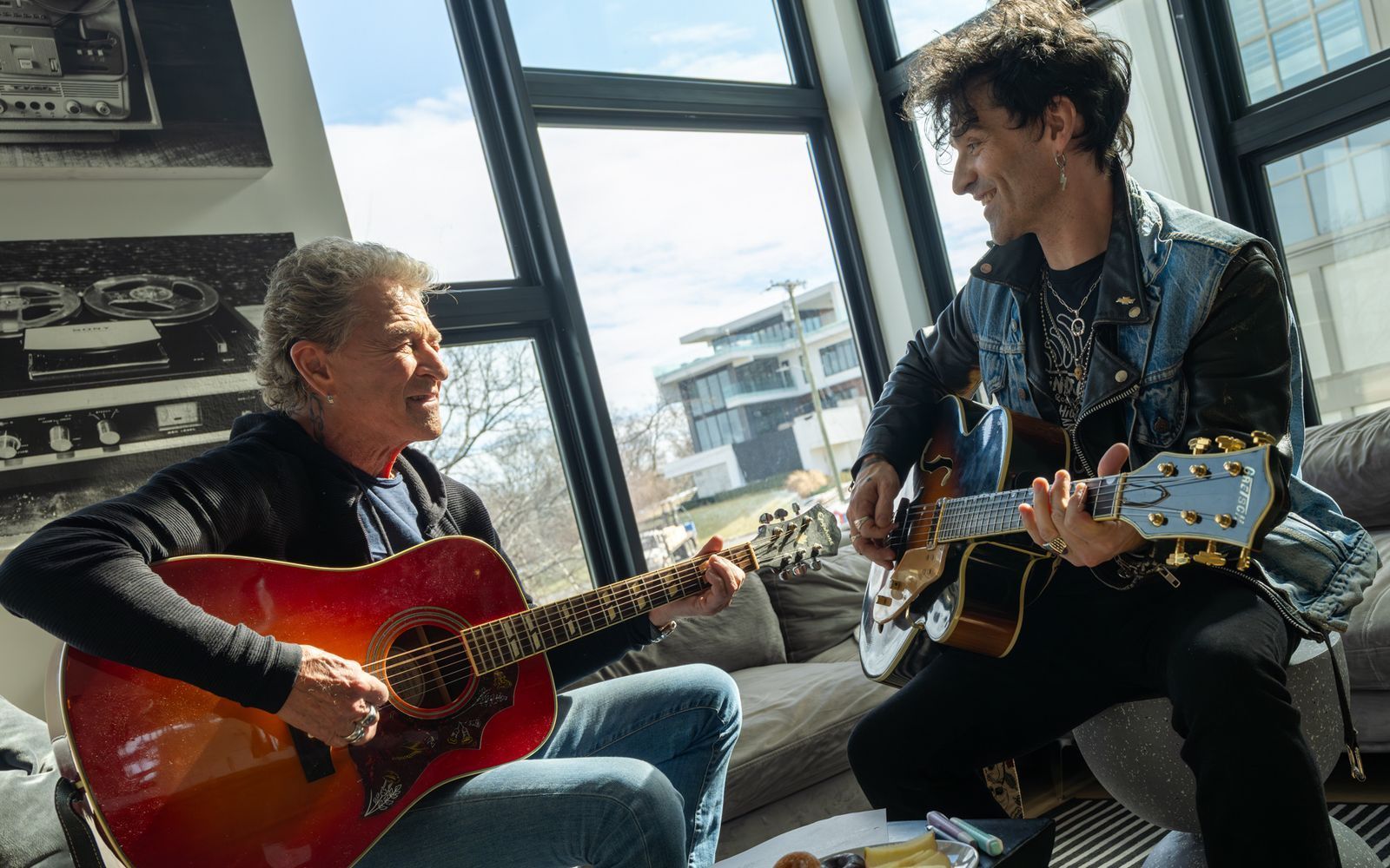 Gemeinsam mit Countrymusiker David Graham (rechts) arbeitete Peter Maffay eine besondere Version seines Klassiker „Sonne in der Nacht“ aus. (Bild: ZDF / Stefan Cordes)