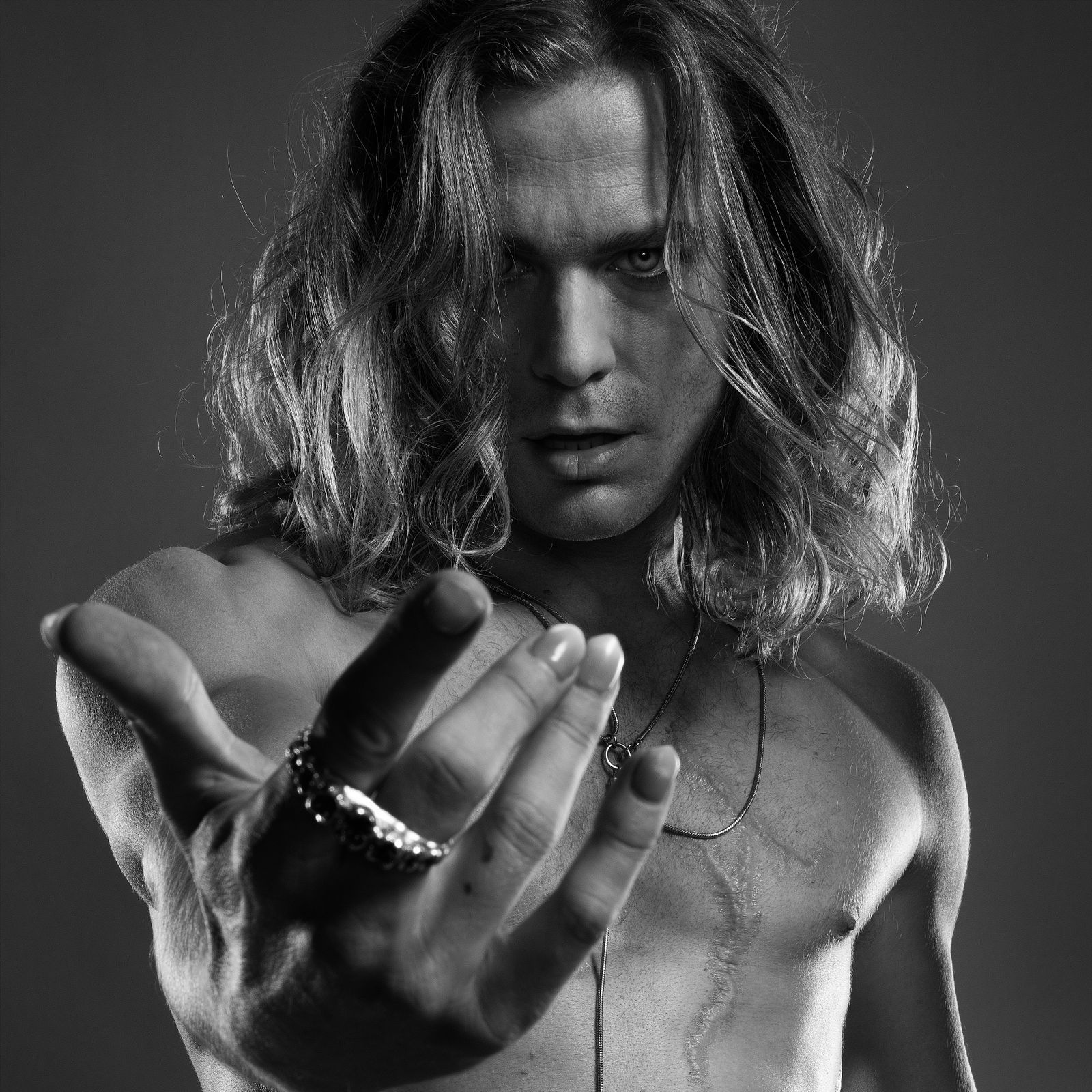 Der unsterbliche Verführer: Selbst die Vampirkönigin Akasha verfällt Lestats Charme. (Bild: 2026 Vampire Chronicles Productions LLC)