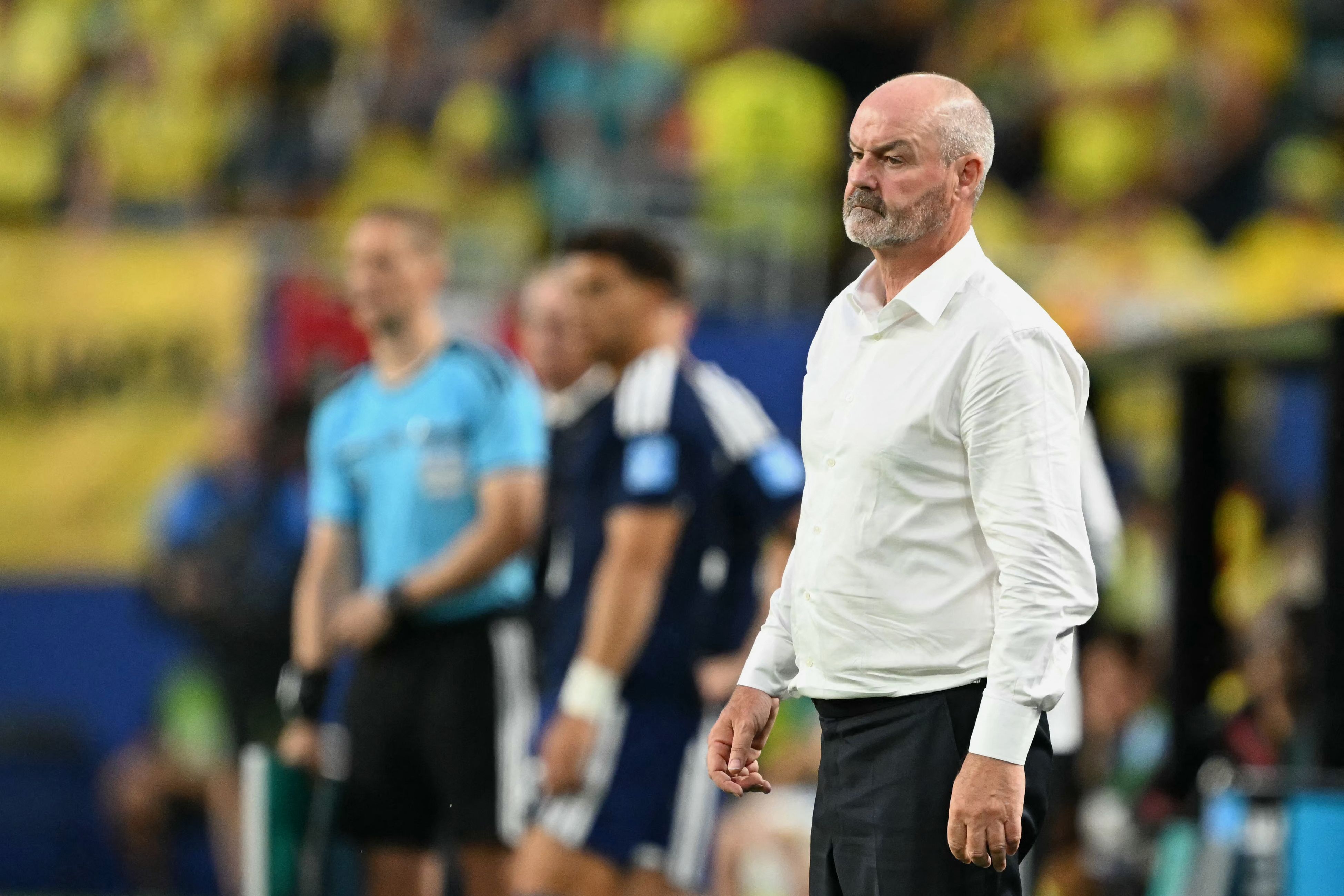 Steve Clarke steht mit weißem Hemd an der Seitenlinie.