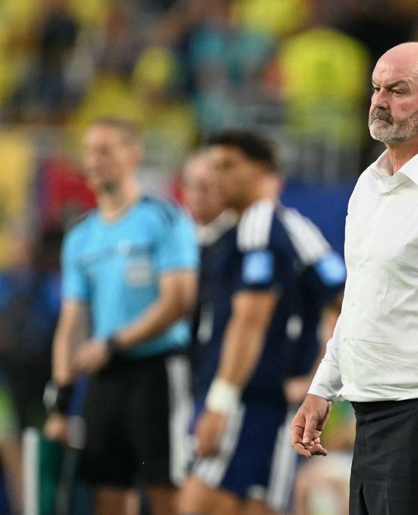 Steve Clarke steht mit weißem Hemd an der Seitenlinie.