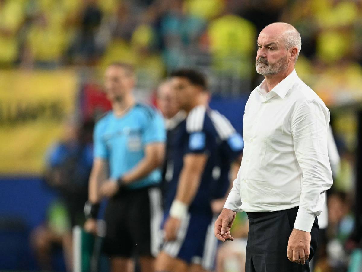 Steve Clarke steht mit weißem Hemd an der Seitenlinie.