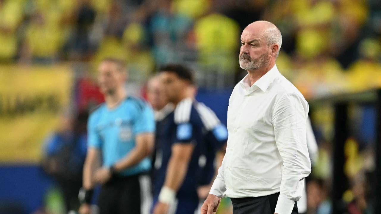 Steve Clarke steht mit weißem Hemd an der Seitenlinie.