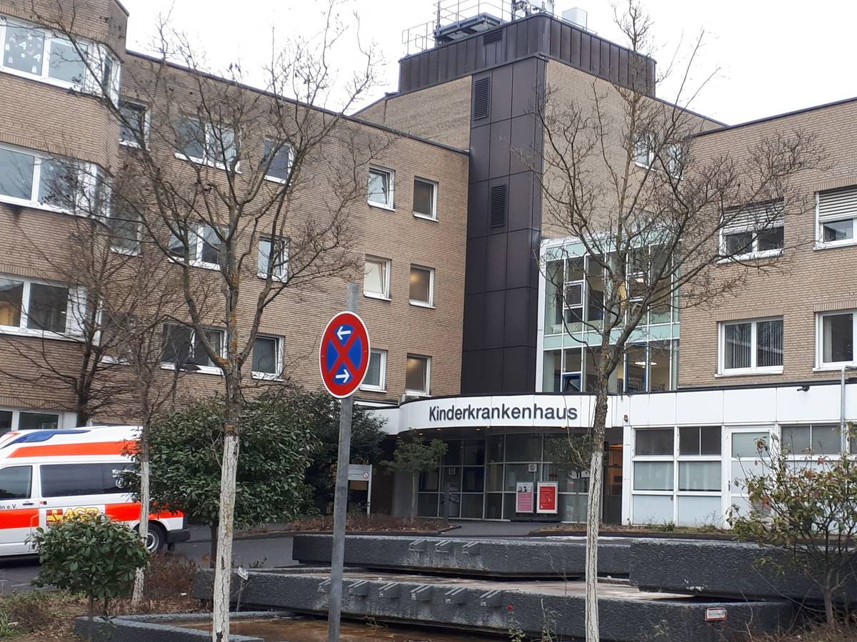 Findet der Kampfmittelbeseitigungsdienst im Johannes-Giesberts-Park einen Blindgänger, muss das benachbarte Kinderkrankenhaus an der Amsterdamer Straße komplett evakuiert werden.