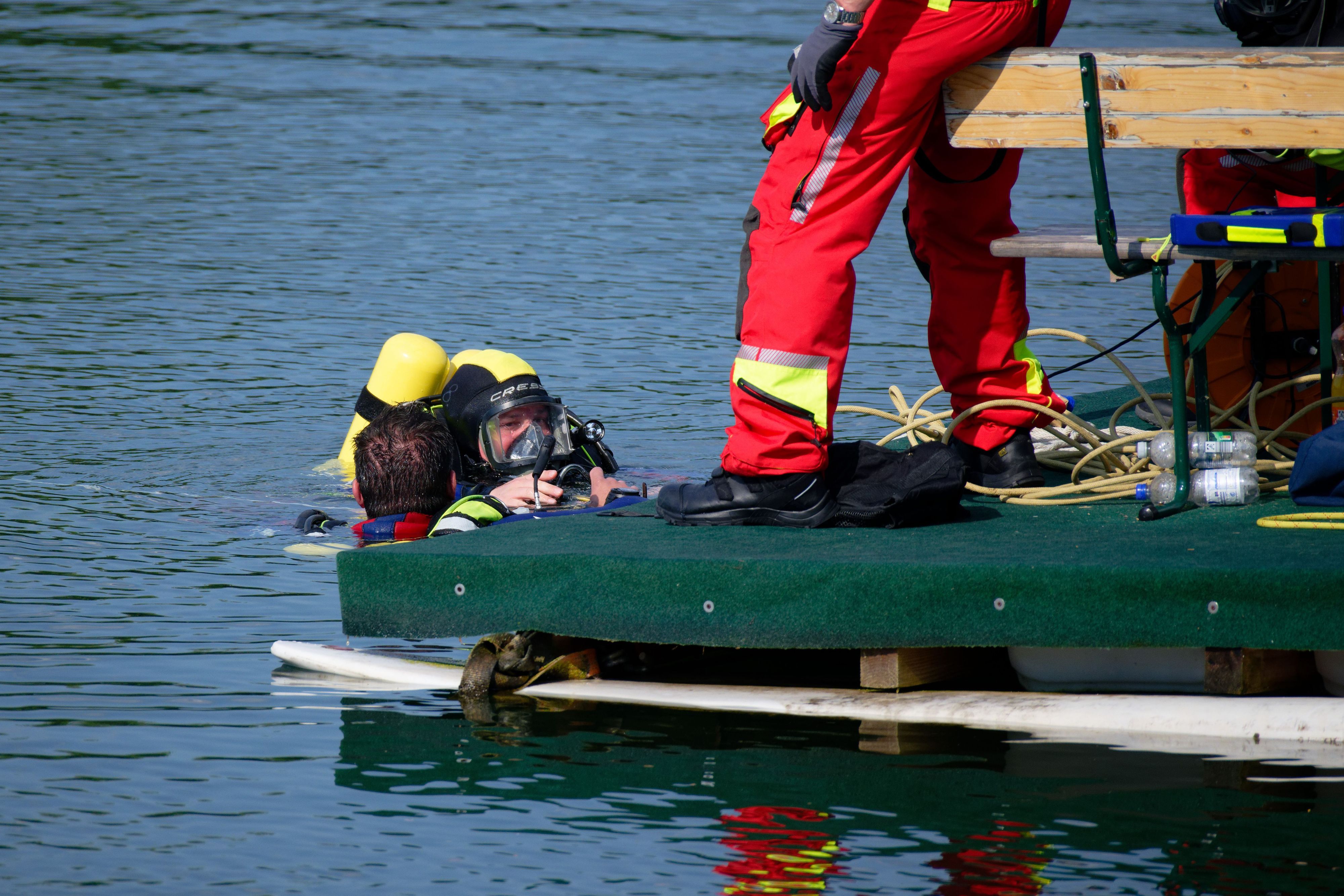 Taucher suchten im Badesee Echtz bei Düren nach dem vermissten Jungen. Sie konnten nur noch seine Leiche bergen.