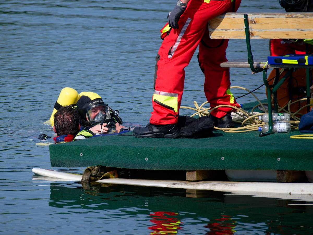 Taucher suchten im Badesee Echtz bei Düren nach dem vermissten Jungen. Sie konnten nur noch seine Leiche bergen.