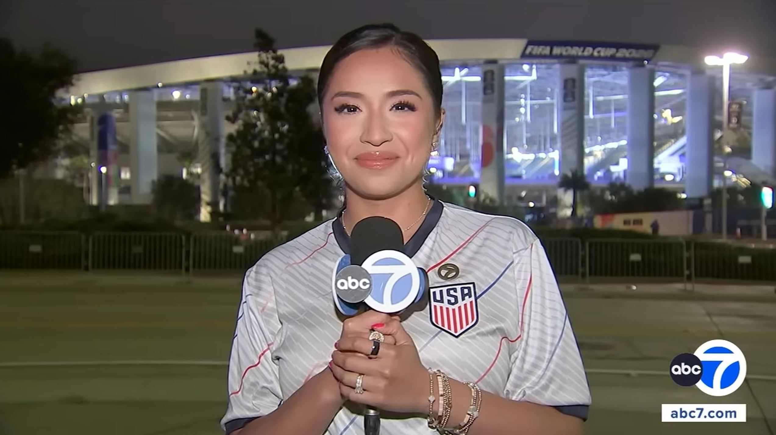 Reporterin Abigail Vélez bei einer TV-Schalte rund um die WM 2026.