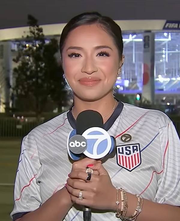 Reporterin Abigail Vélez bei einer TV-Schalte rund um die WM 2026.