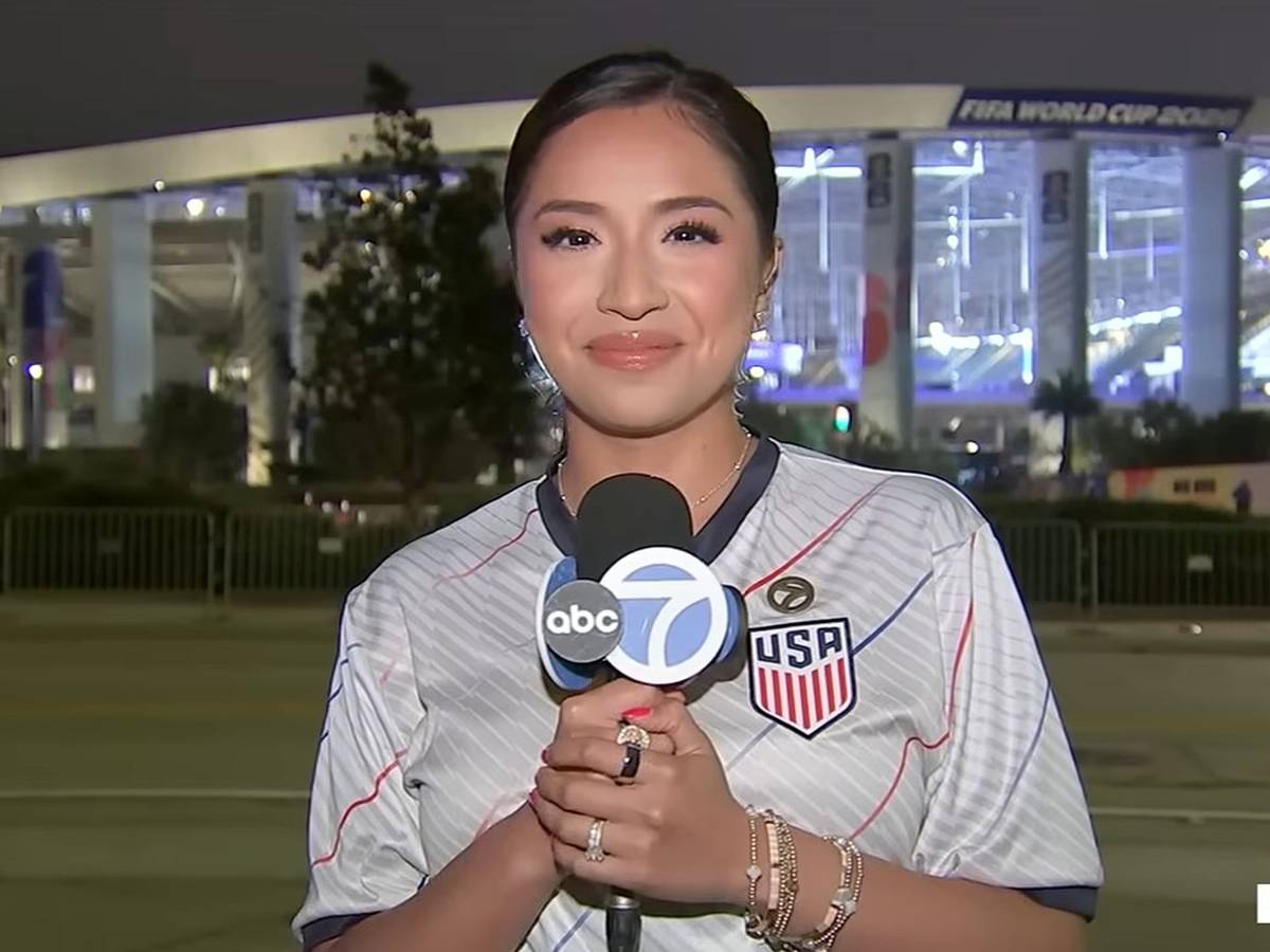 Reporterin Abigail Vélez bei einer TV-Schalte rund um die WM 2026.