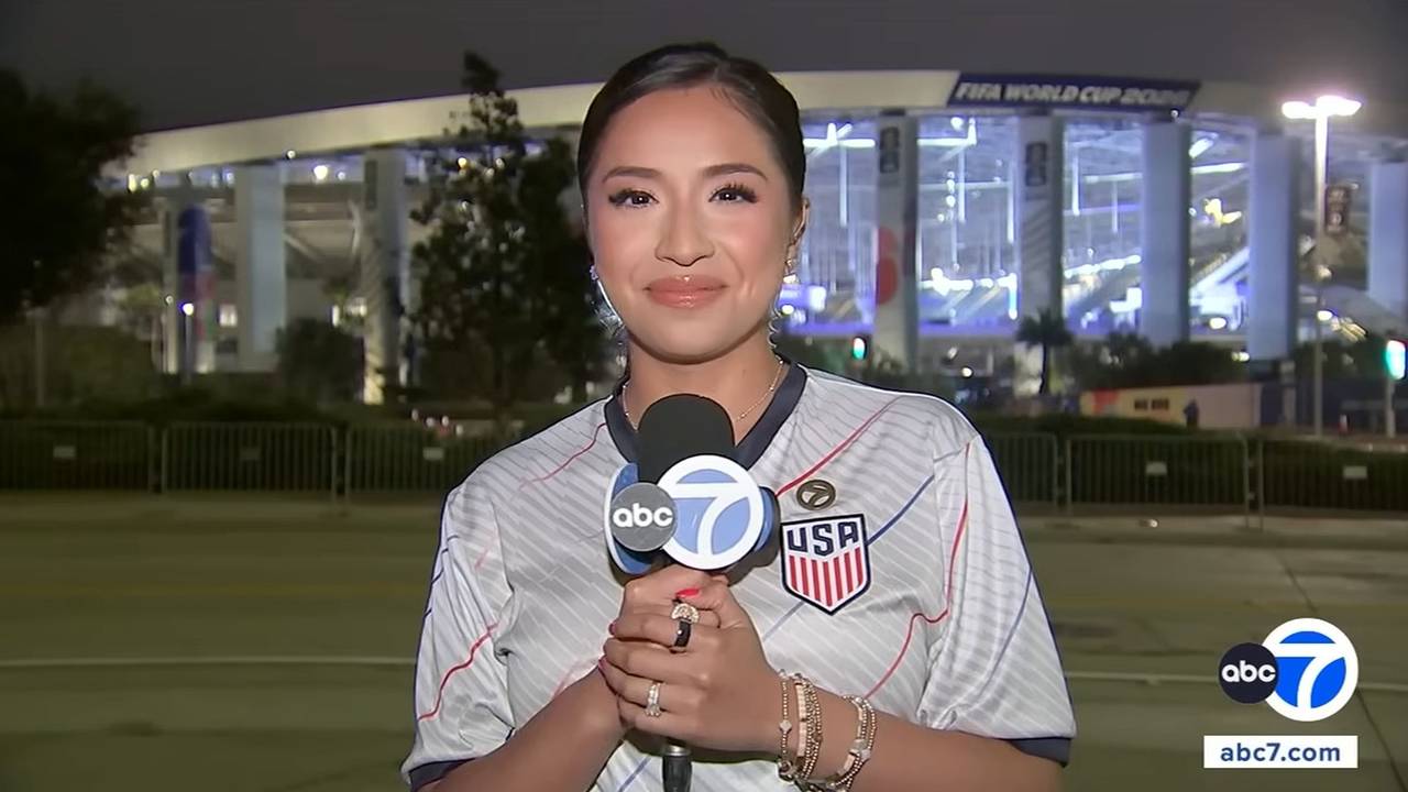 Reporterin Abigail Vélez bei einer TV-Schalte rund um die WM 2026.