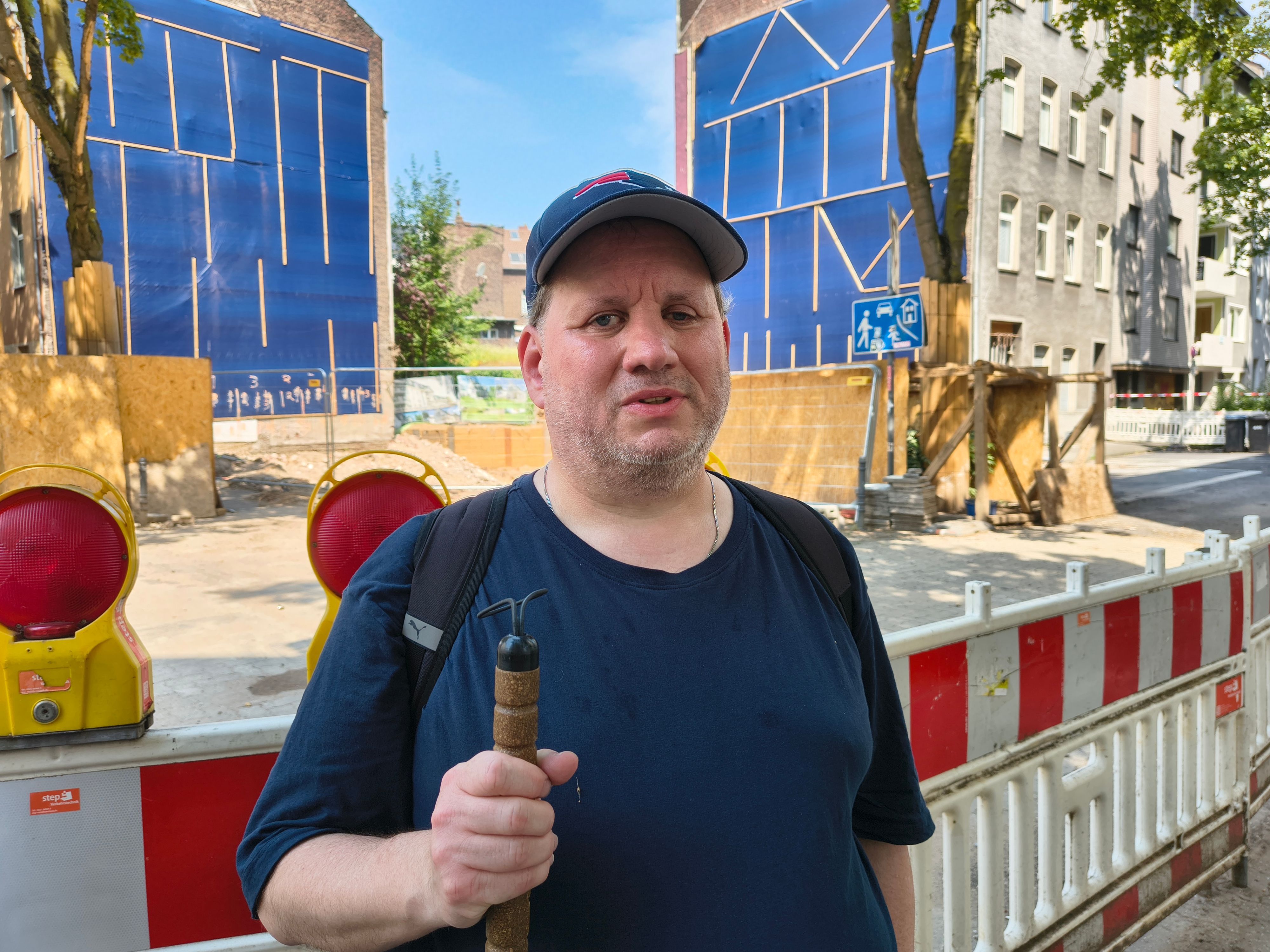 Marcus Blum ist blind, zur Orientierung benötigt er einen Blindenstock. Bis zuletzt wohnte der 52-Jährige in dem jetzt einsturzgefährdeten Haus in der Thumbstraße 79 in Köln-Kalk.