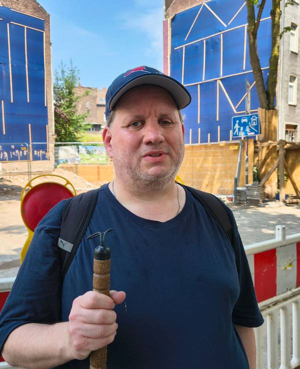 Marcus Blum ist blind, zur Orientierung benötigt er einen Blindenstock. Bis zuletzt wohnte der 52-Jährige in dem jetzt einsturzgefährdeten Haus in der Thumbstraße 79 in Köln-Kalk.