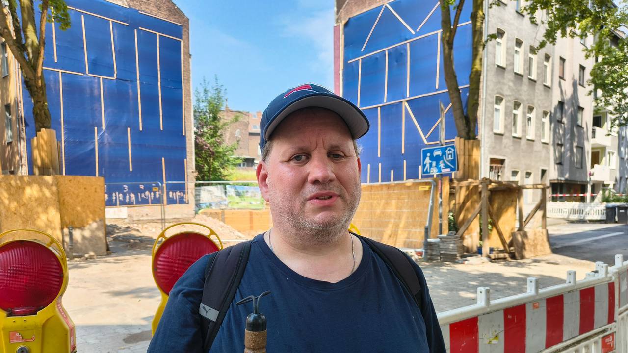 Marcus Blum ist blind, zur Orientierung benötigt er einen Blindenstock. Bis zuletzt wohnte der 52-Jährige in dem jetzt einsturzgefährdeten Haus in der Thumbstraße 79 in Köln-Kalk.