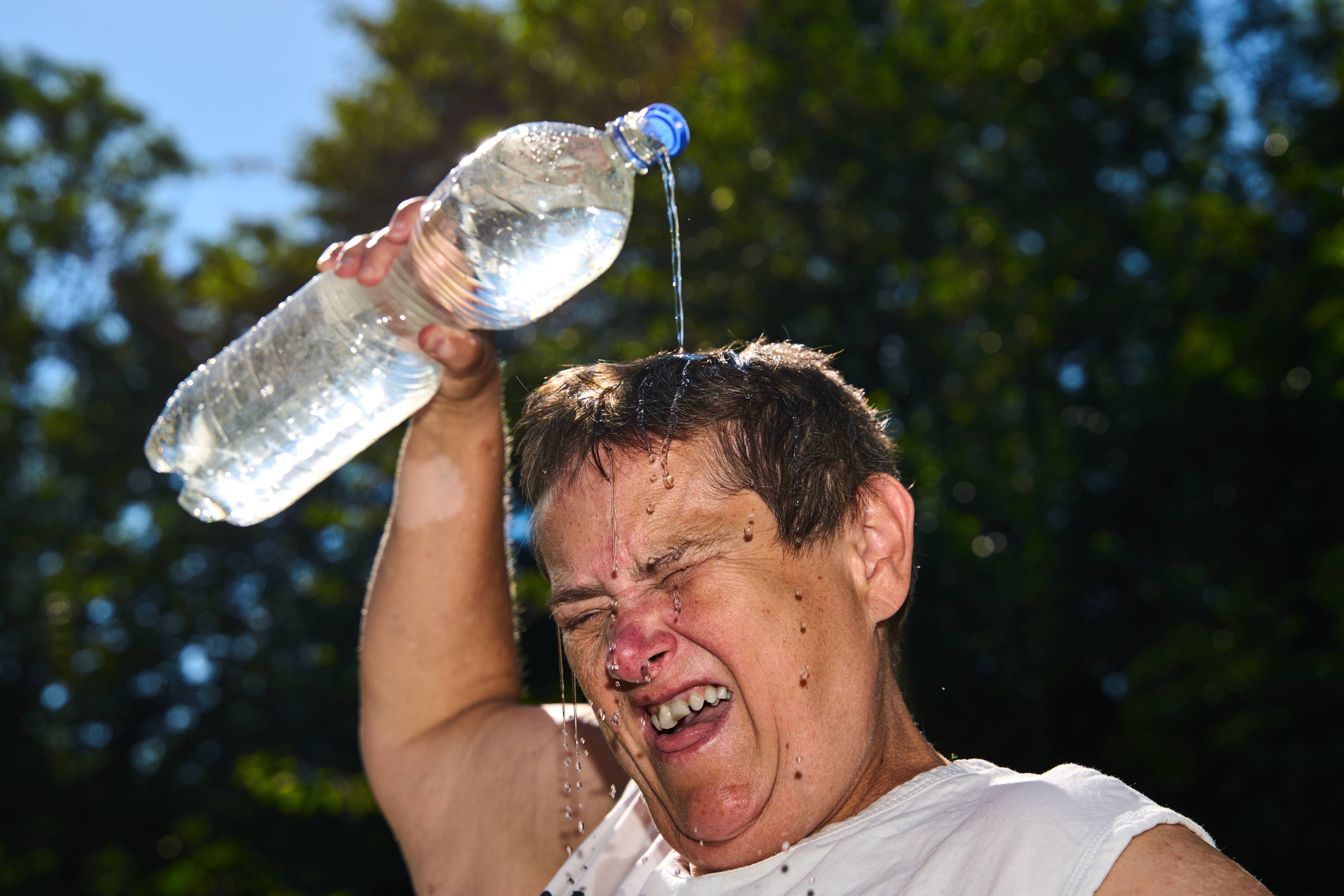 Die Sommerhitze bringt Menschen an ihre Grenzen. Abkühlung bringt Wasser aus der Flasche, wie auf diesem Symbolfoto.