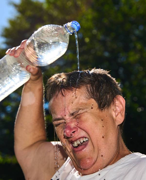 Die Sommerhitze bringt Menschen an ihre Grenzen. Abkühlung bringt Wasser aus der Flasche, wie auf diesem Symbolfoto.