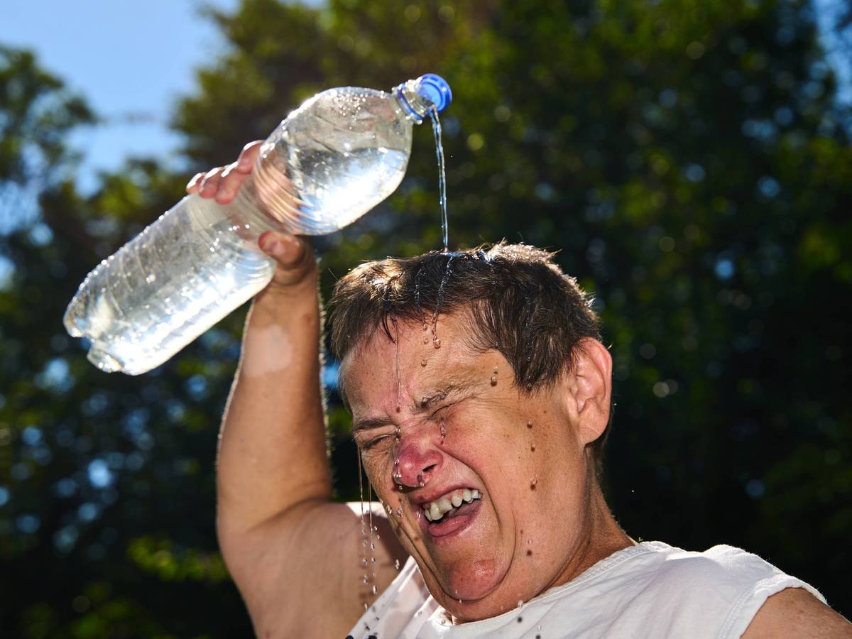 Die Sommerhitze bringt Menschen an ihre Grenzen. Abkühlung bringt Wasser aus der Flasche, wie auf diesem Symbolfoto.