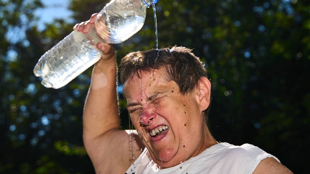 Die Sommerhitze bringt Menschen an ihre Grenzen. Abkühlung bringt Wasser aus der Flasche, wie auf diesem Symbolfoto.