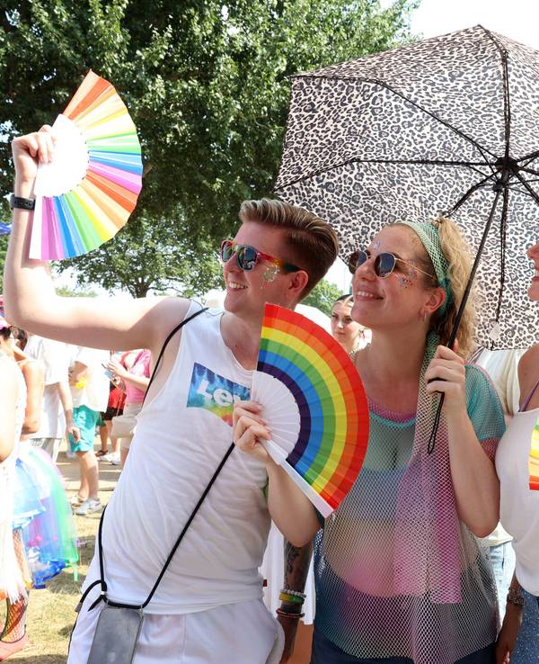 Menschen beim Rainbow-Festival am Fühlinger See.