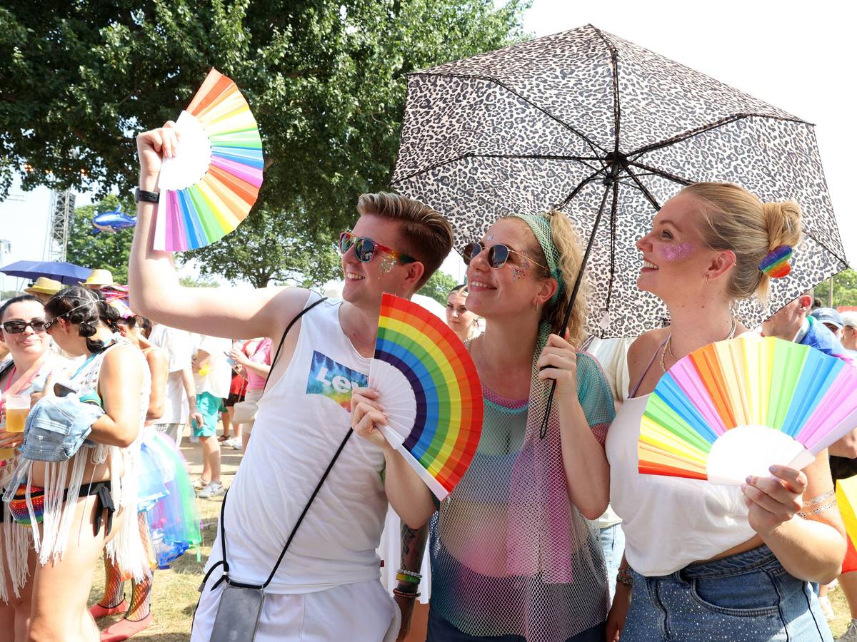 Menschen beim Rainbow-Festival am Fühlinger See.
