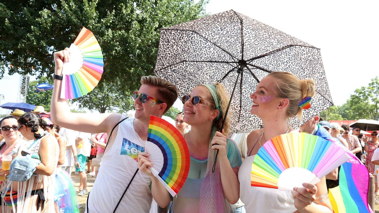 Menschen beim Rainbow-Festival am Fühlinger See.