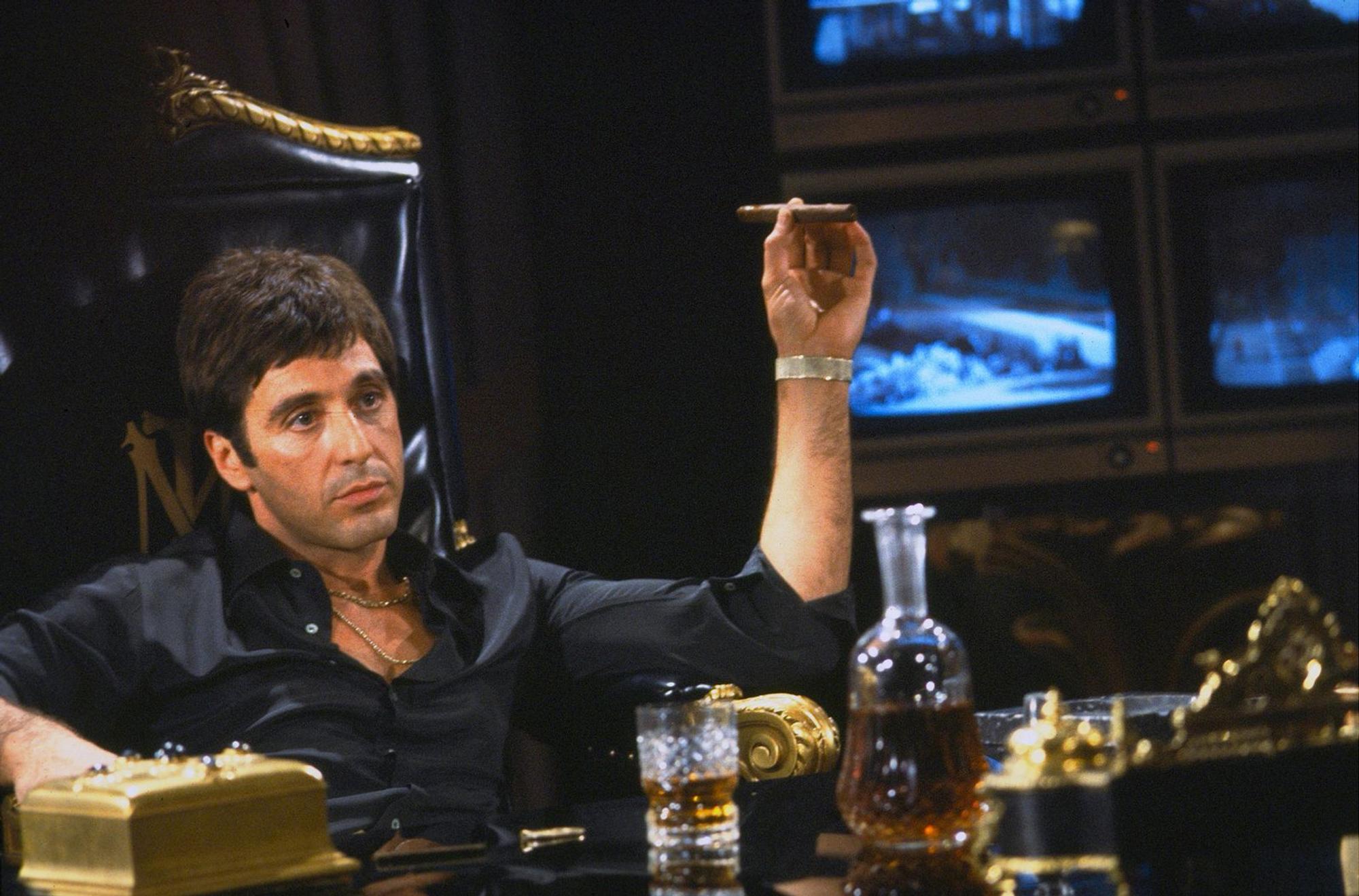 Al Pacino spielt „Scarface“ Tony Montana, der vom Tellerwäscher zum Drogenboss aufsteigt. (Bild: Universal Pictures)