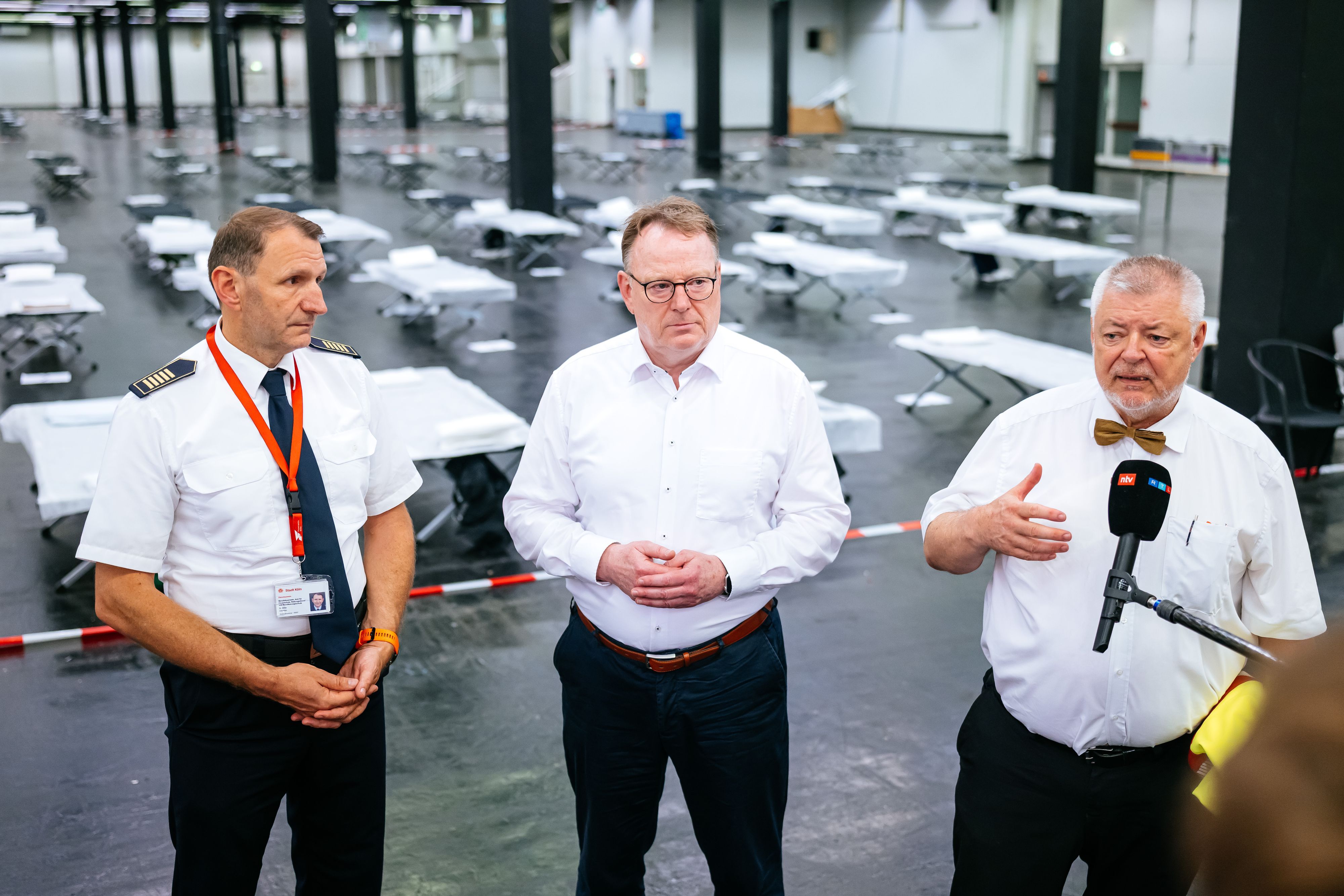 Christian Miller, Torsten Burmester und Alex Lechleuthner im  Notfallversorgungszentrum in einer Messehalle.