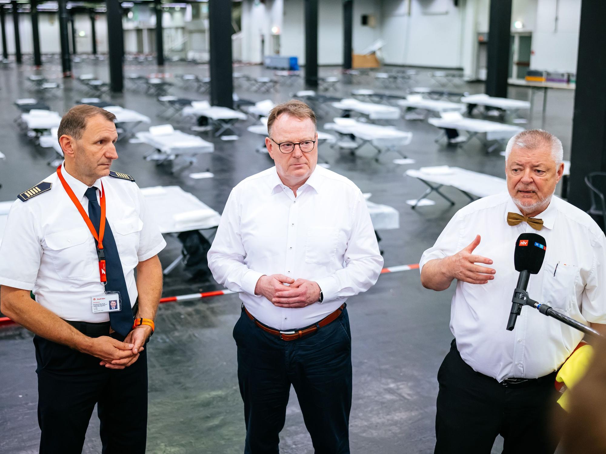 Christian Miller, Torsten Burmester und Alex Lechleuthner im Notfallversorgungszentrum in einer Messehalle.