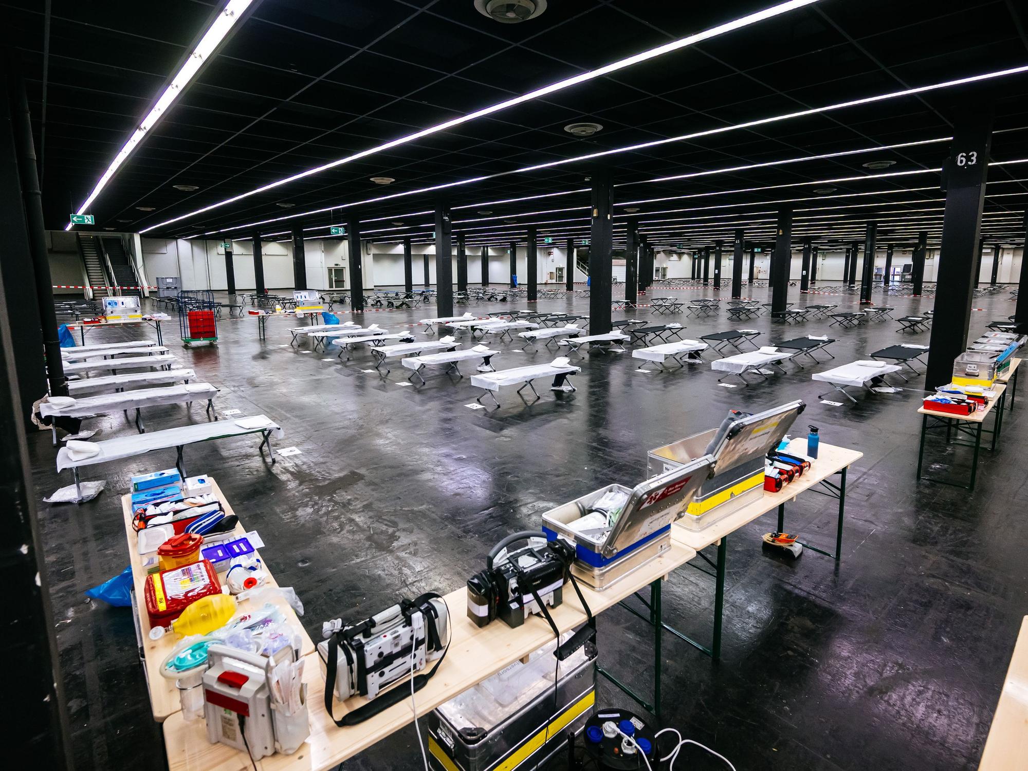 Blick in das Notfallversorgungszentrum in einer Messehalle.