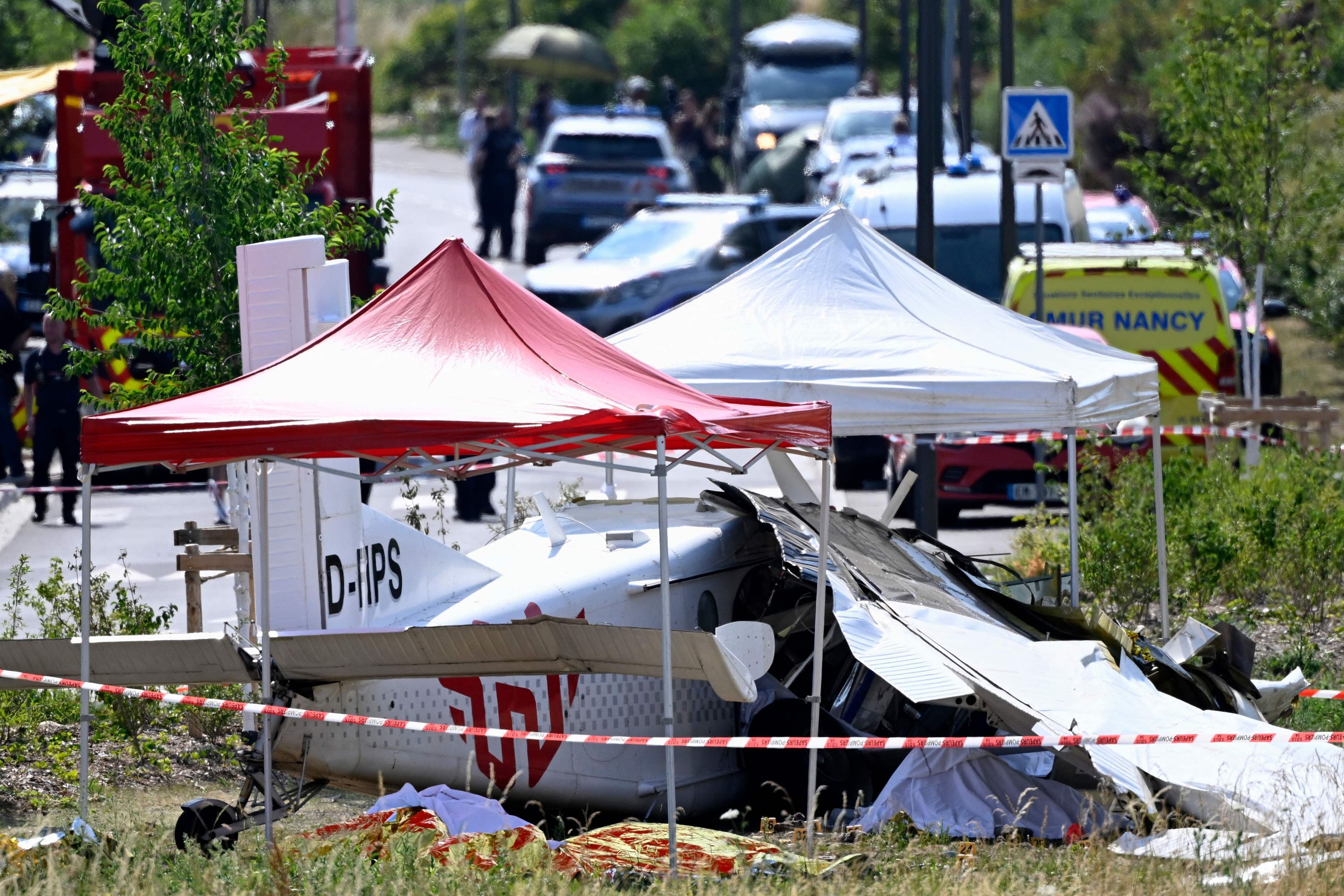 Das Foto zeigt das Wrack eines Leichtflugzeugs vom Typ Pilatus PC-6 nach dessen Absturz am 28. Juni 2026 in Tomblaine am Stadtrand von Nancy im Osten Frankreichs.