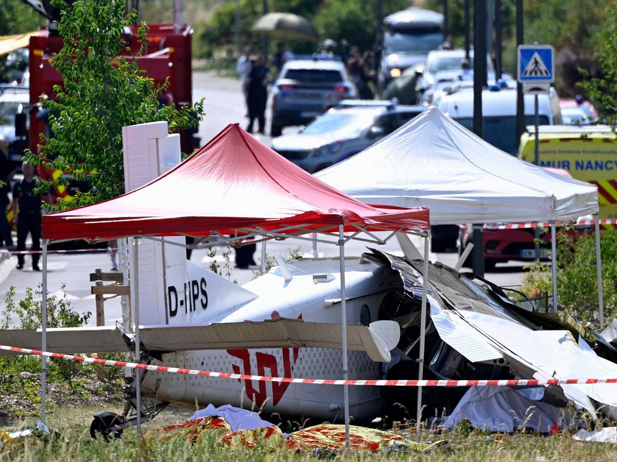 Das Foto zeigt das Wrack eines Leichtflugzeugs vom Typ Pilatus PC-6 nach dessen Absturz am 28. Juni 2026 in Tomblaine am Stadtrand von Nancy im Osten Frankreichs.