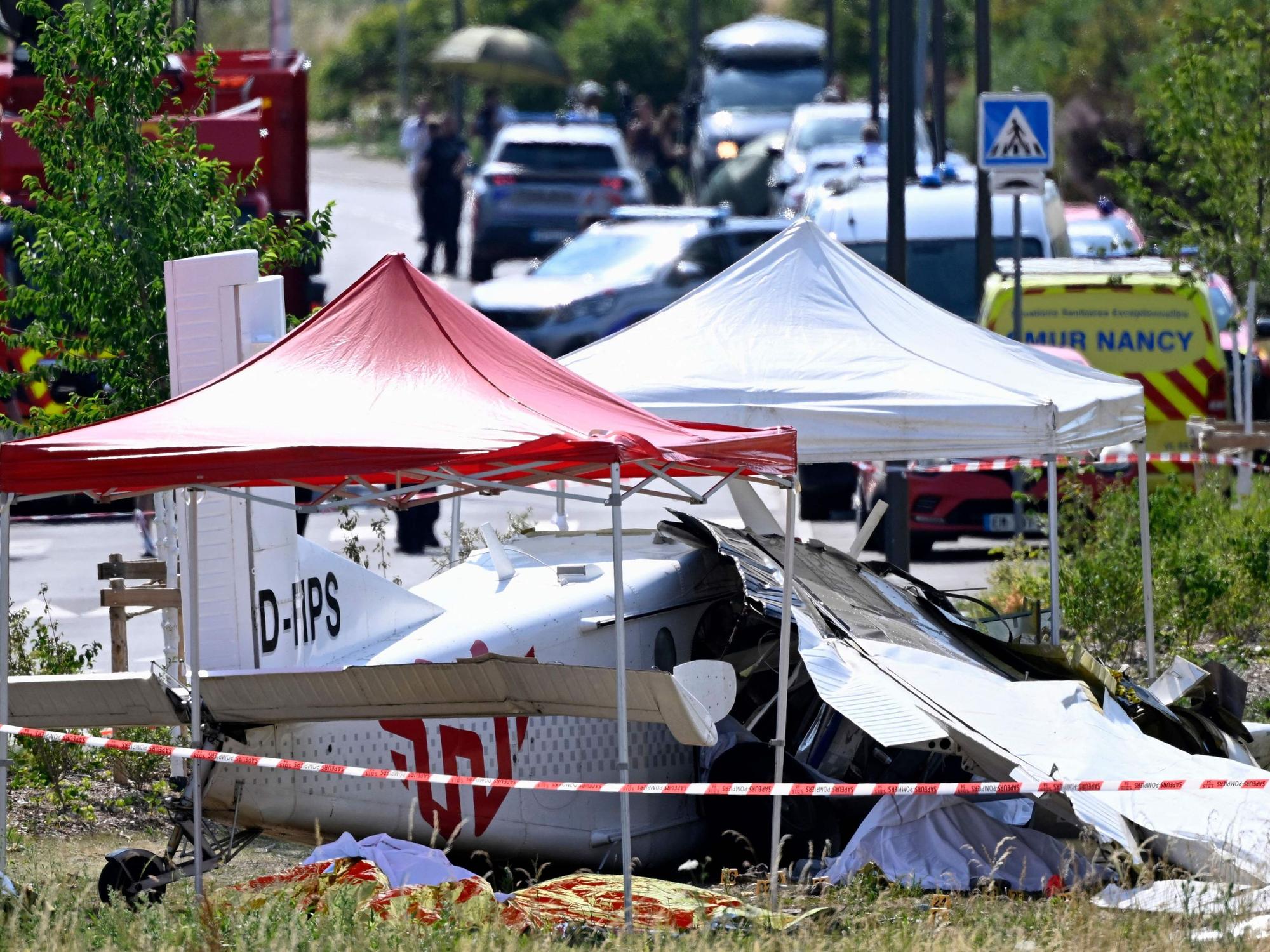Das Foto zeigt das Wrack eines Leichtflugzeugs vom Typ Pilatus PC-6 nach dessen Absturz am 28. Juni 2026 in Tomblaine am Stadtrand von Nancy im Osten Frankreichs.