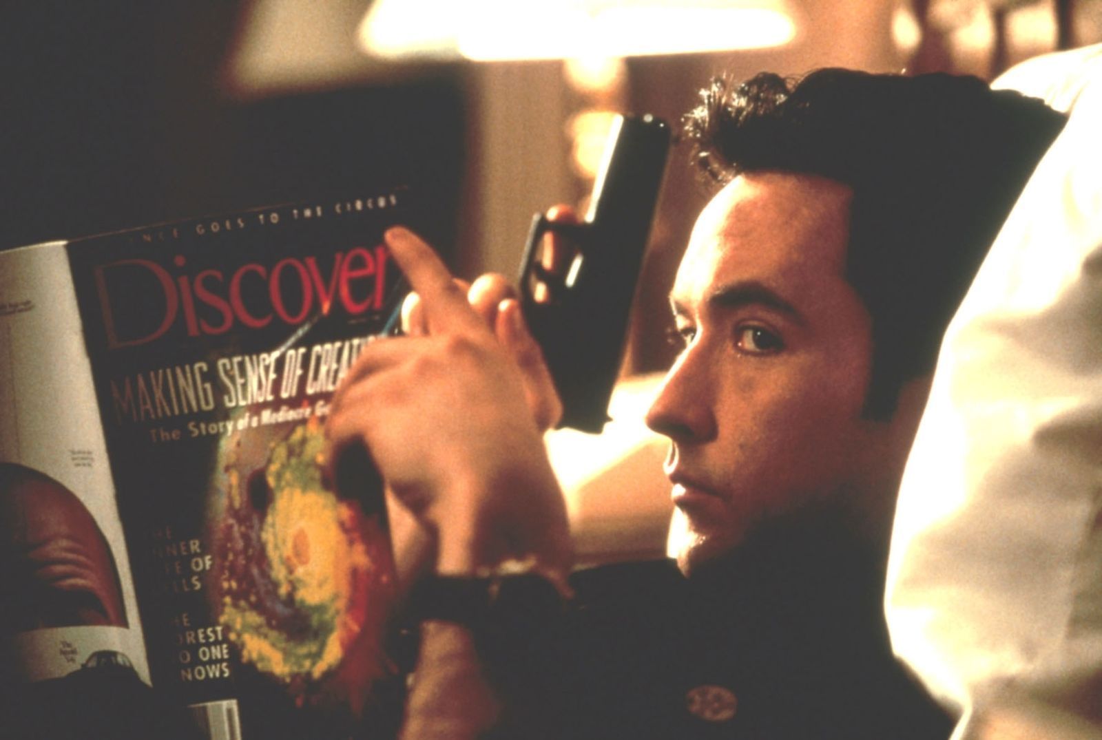 In der schwarzen Komödie „Ein Mann - ein Mord“ (1997) spielte Cusack einen Auftragskiller auf Klassentreffen. Er schrieb auch am Drehbuch mit und etablierte sich damit endgültig als vielseitiger Filmemacher. (Bild: Hollywood Pictures)