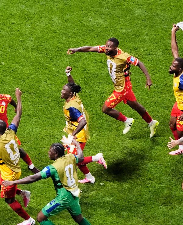Der Kongolese Yoane Wissa (20) feiert mit seinen Mannschaftskollegen, nachdem er das dritte Tor erzielt hat.