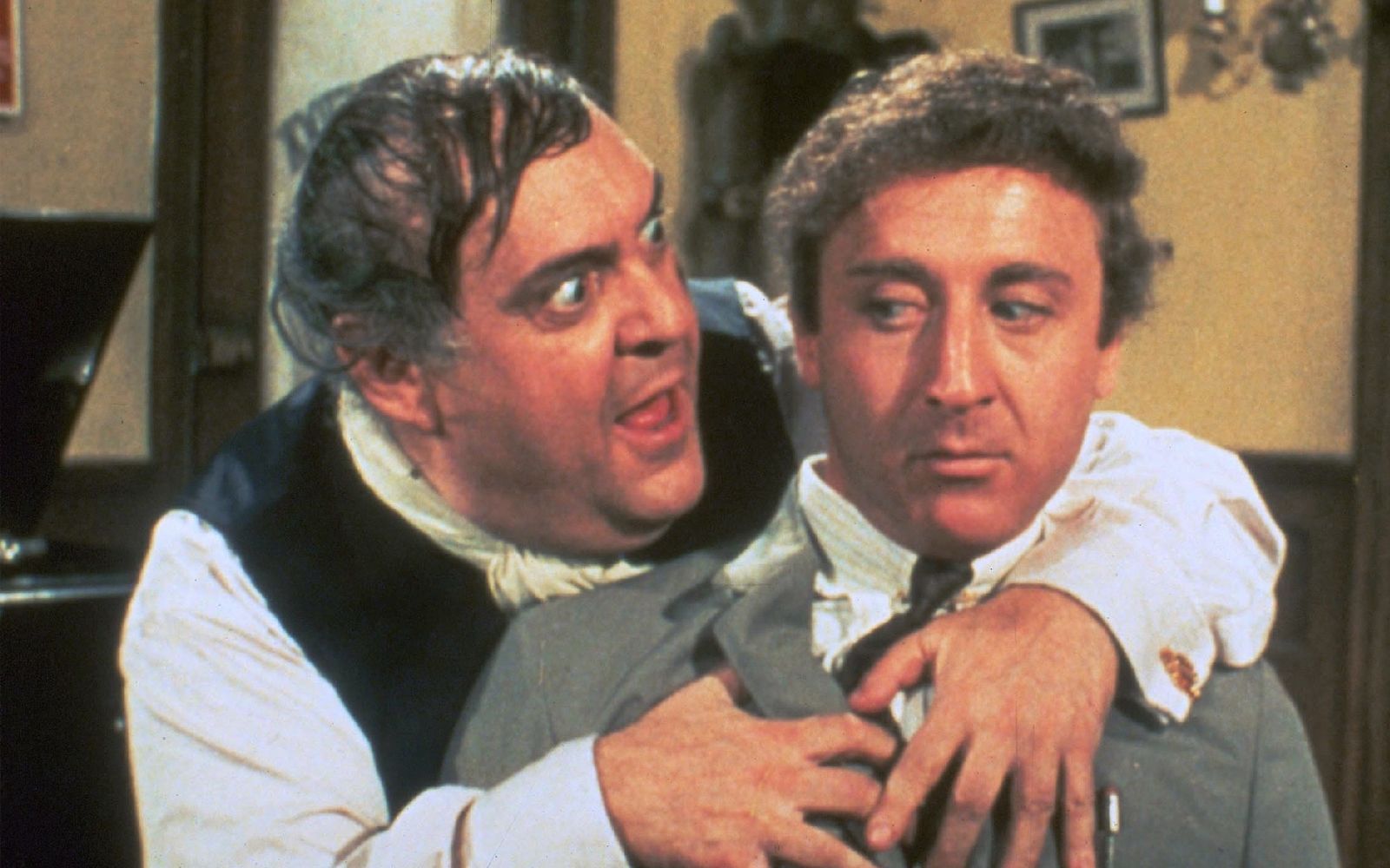 Szene aus Mel Brooks großartiger Satire „Frühling für Hitler“: Der gerissene Broadway-Produzent Max Bialystock (Zero Mostel, links) versucht den harmlosen Buchprüfer Leo Bloom (Gene Wilder) zu einem gemeinsamen Geschäft zu überreden. (Bild: ZDF / ARD Degeto)
