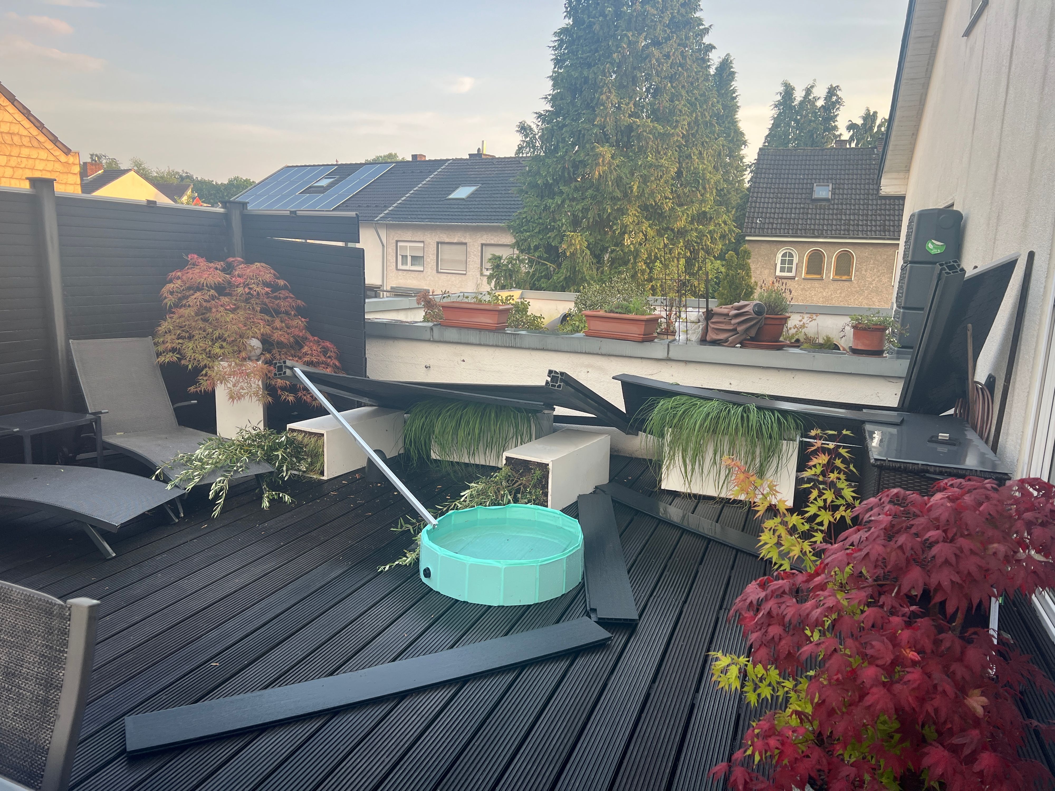 So sah es nach dem Blitz-Sturm auf der Terrasse in Köln-Rath aus. Unter anderem knickte der Zaun um.