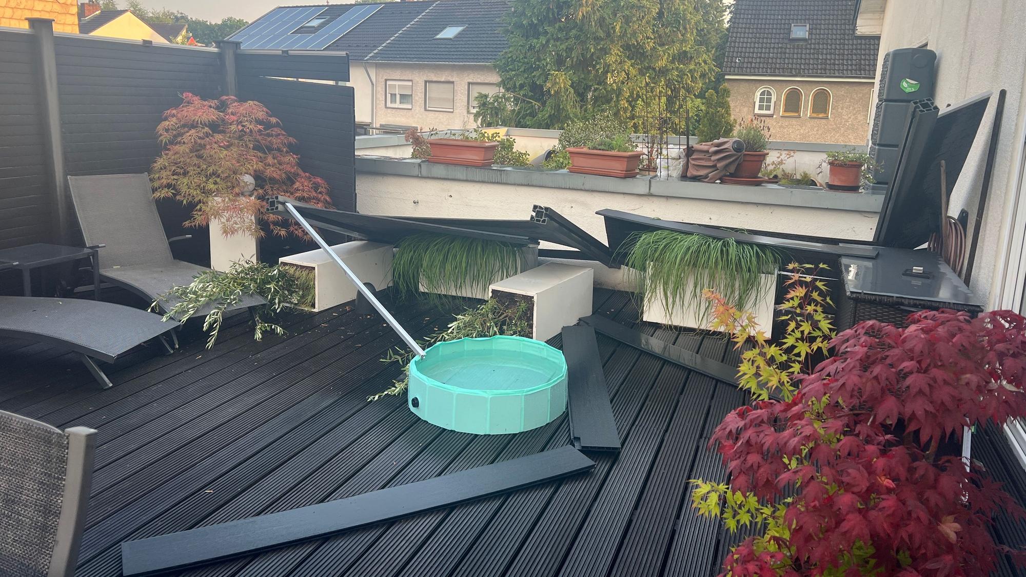 So sah es nach dem Blitz-Sturm auf der Terrasse in Köln-Rath aus. Unter anderem knickte der Zaun um.