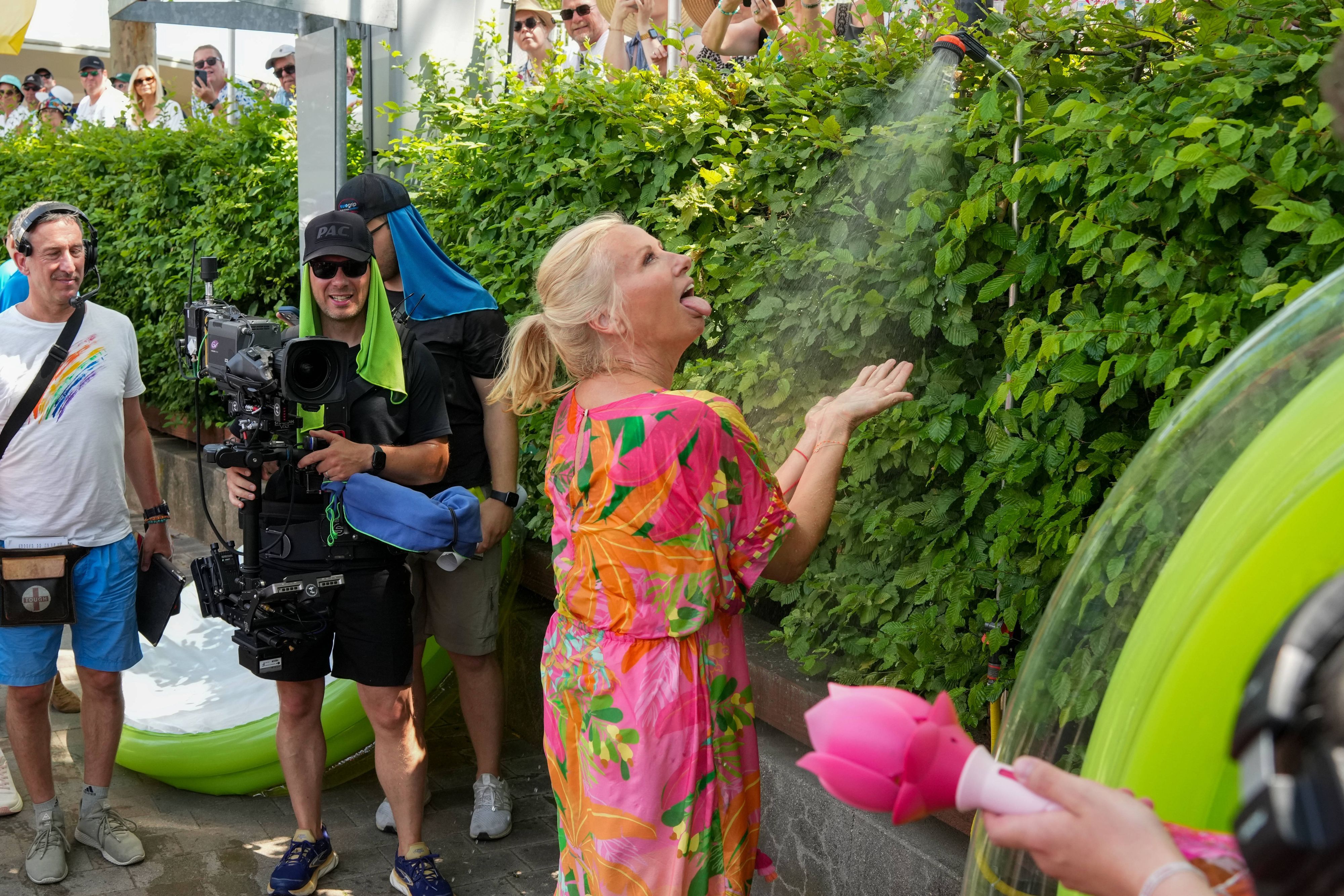 Moderatorin Andrea „Kiwi“ Kiewel gönnte sich im ZDF-„Fernsehgarten“ mit dem Motto „Sommerparty“ am 28. Juni 2026 immer wieder eine Abkühlung.