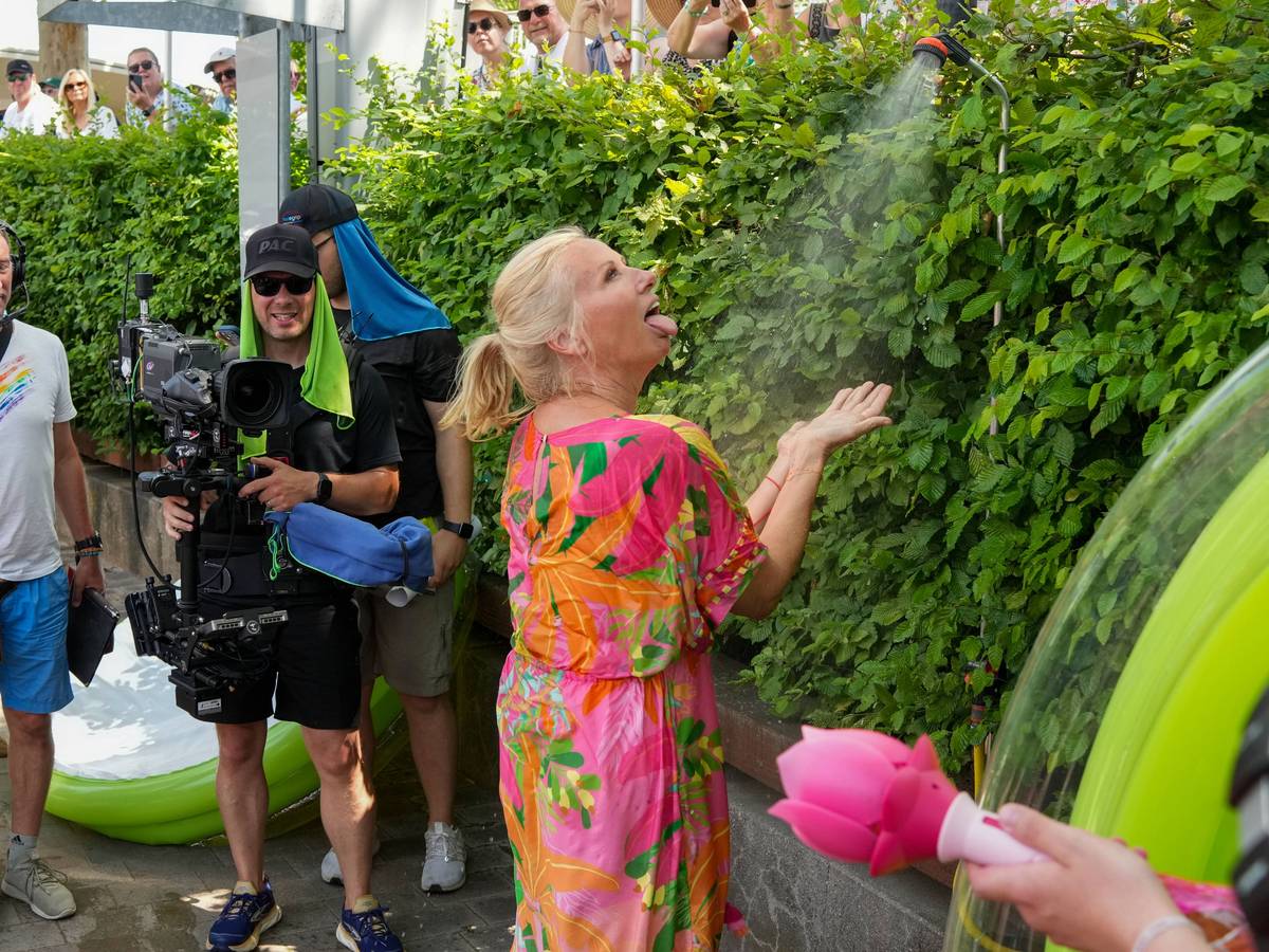 Moderatorin Andrea „Kiwi“ Kiewel gönnte sich im ZDF-„Fernsehgarten“ mit dem Motto „Sommerparty“ am 28. Juni 2026 immer wieder eine Abkühlung.