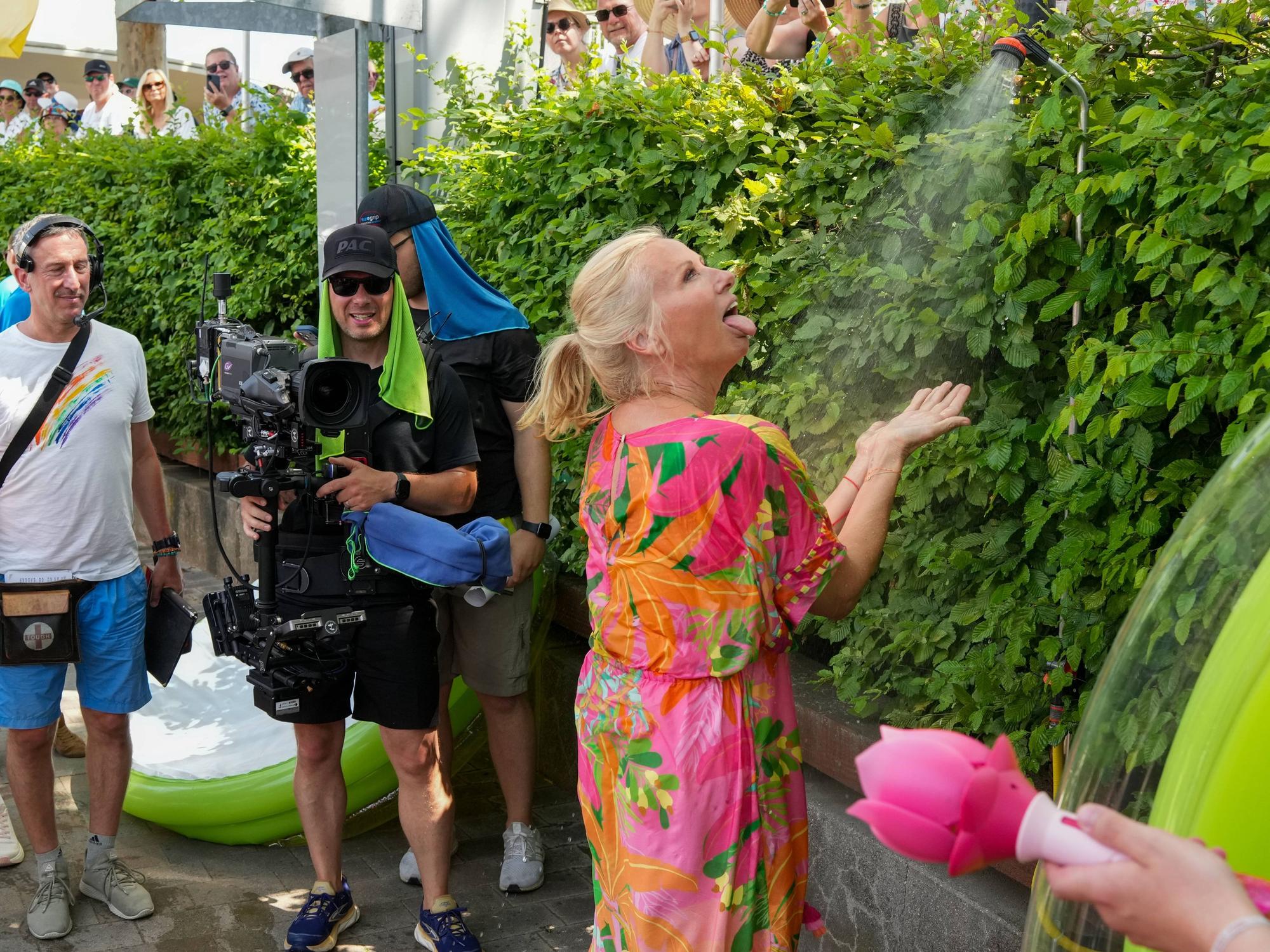Moderatorin Andrea „Kiwi“ Kiewel gönnte sich im ZDF-„Fernsehgarten“ mit dem Motto „Sommerparty“ am 28. Juni 2026 immer wieder eine Abkühlung.