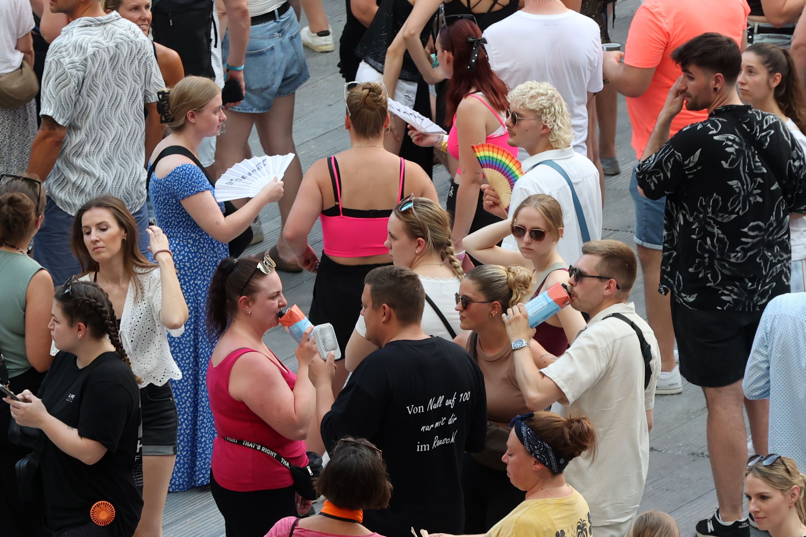Fans trinken beim Konzert von Helene Fischer.