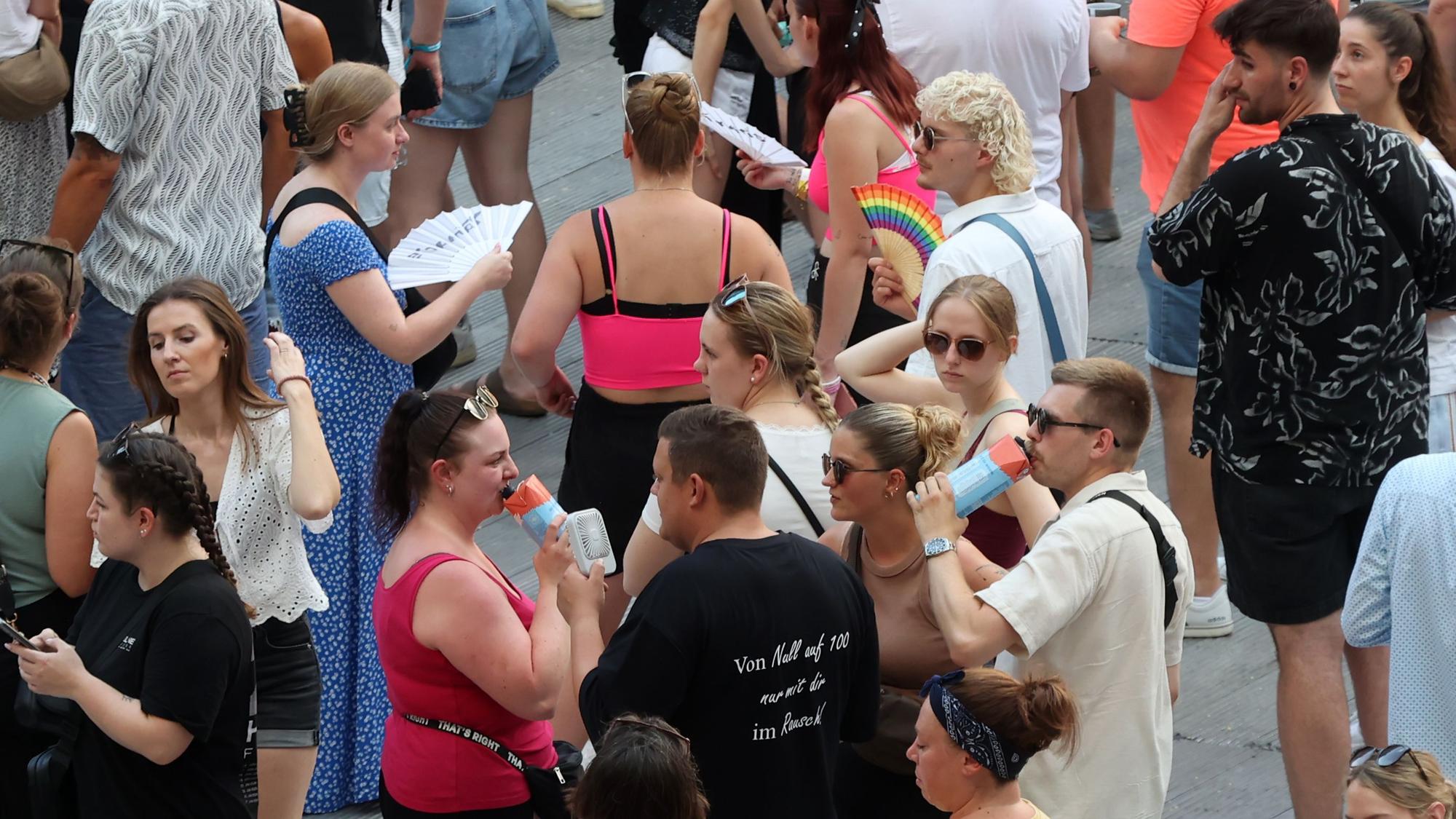 Fans trinken beim Konzert von Helene Fischer.