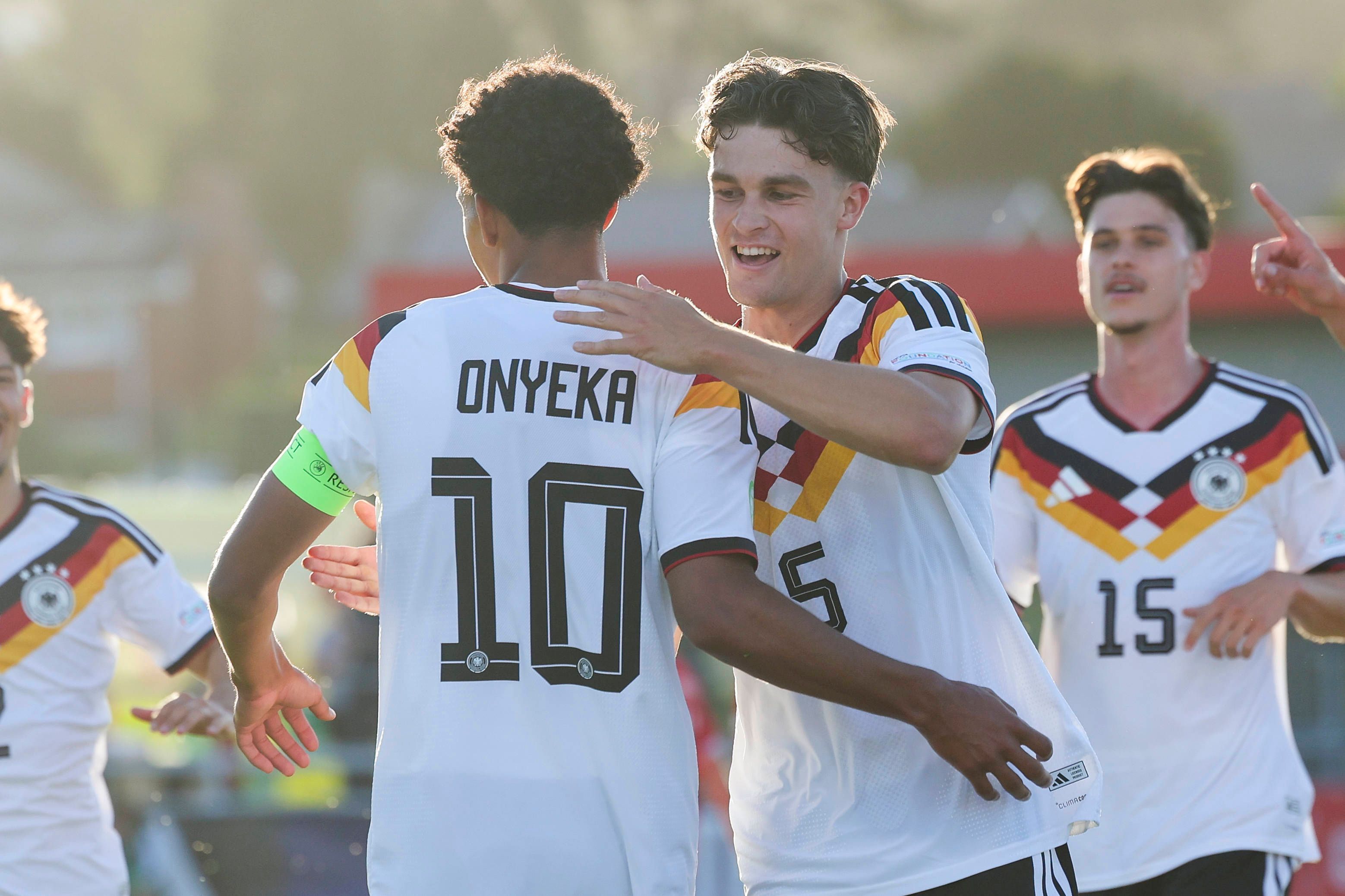 Francis Onyeka jubelt mit seinen Teamkollegen.
