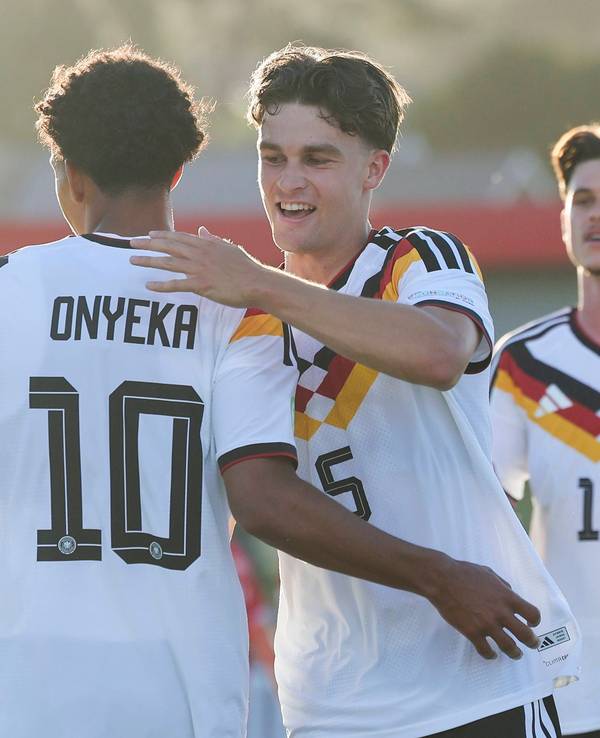 Francis Onyeka jubelt mit seinen Teamkollegen.