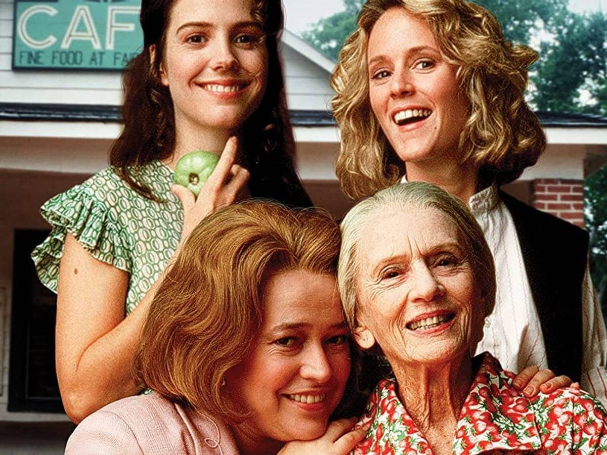 Ein Kultfilm der 90er-Jahre: In „Grüne Tomaten“ (1991) erzählt die Altersheimbewohnerin Ninny (Jessica Tandy) der frustrierten Hausfrau Evelyn (Kathy Bates) von den Abenteuern, die Ruth (Mary-Louise Parker) und Idgie (Mary Stuart Masterson) einst zwischen den beiden Weltkriegen erlebten. (Bild: Studiocanal)