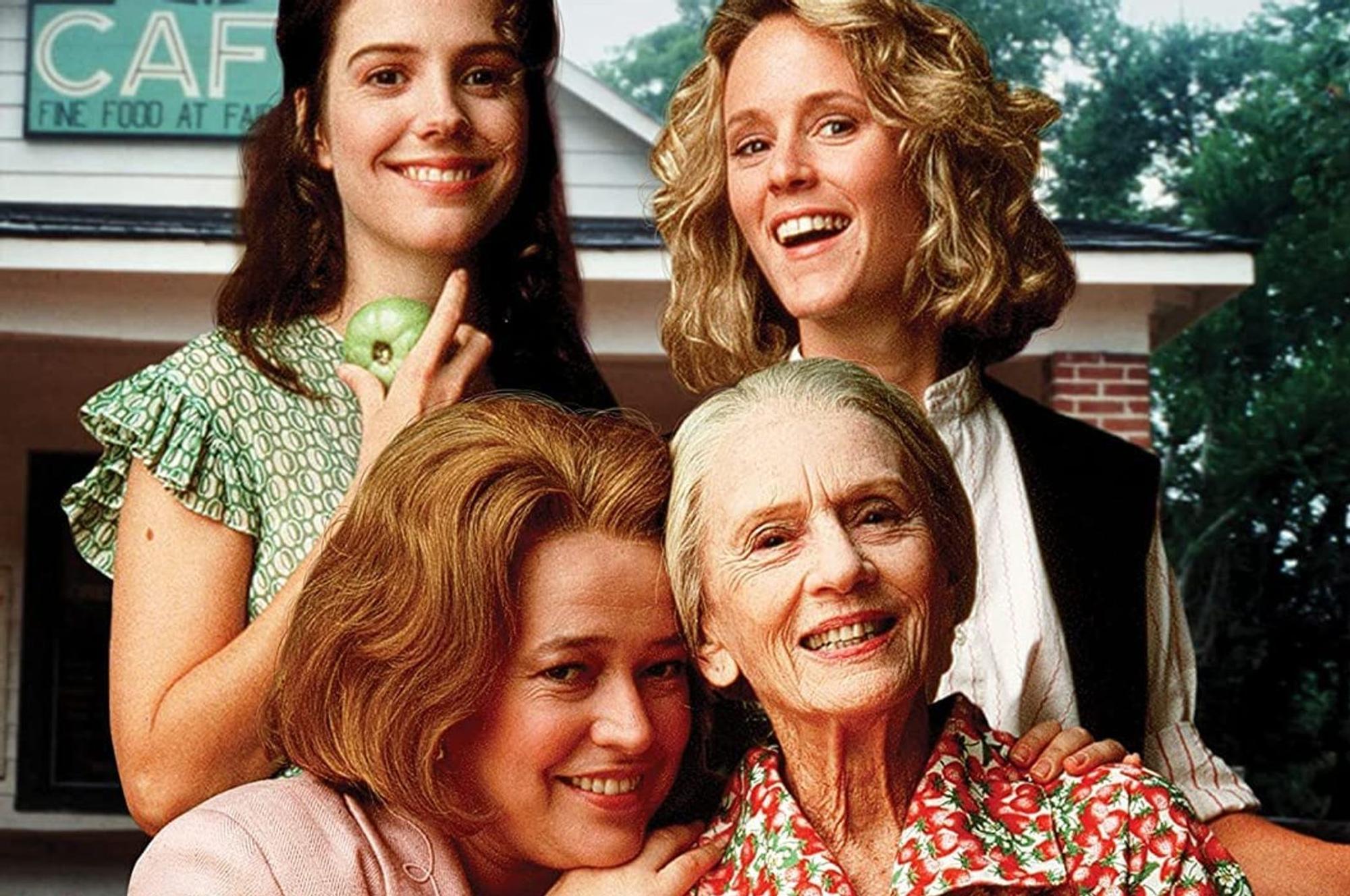 Ein Kultfilm der 90er-Jahre: In „Grüne Tomaten“ (1991) erzählt die Altersheimbewohnerin Ninny (Jessica Tandy) der frustrierten Hausfrau Evelyn (Kathy Bates) von den Abenteuern, die Ruth (Mary-Louise Parker) und Idgie (Mary Stuart Masterson) einst zwischen den beiden Weltkriegen erlebten. (Bild: Studiocanal)